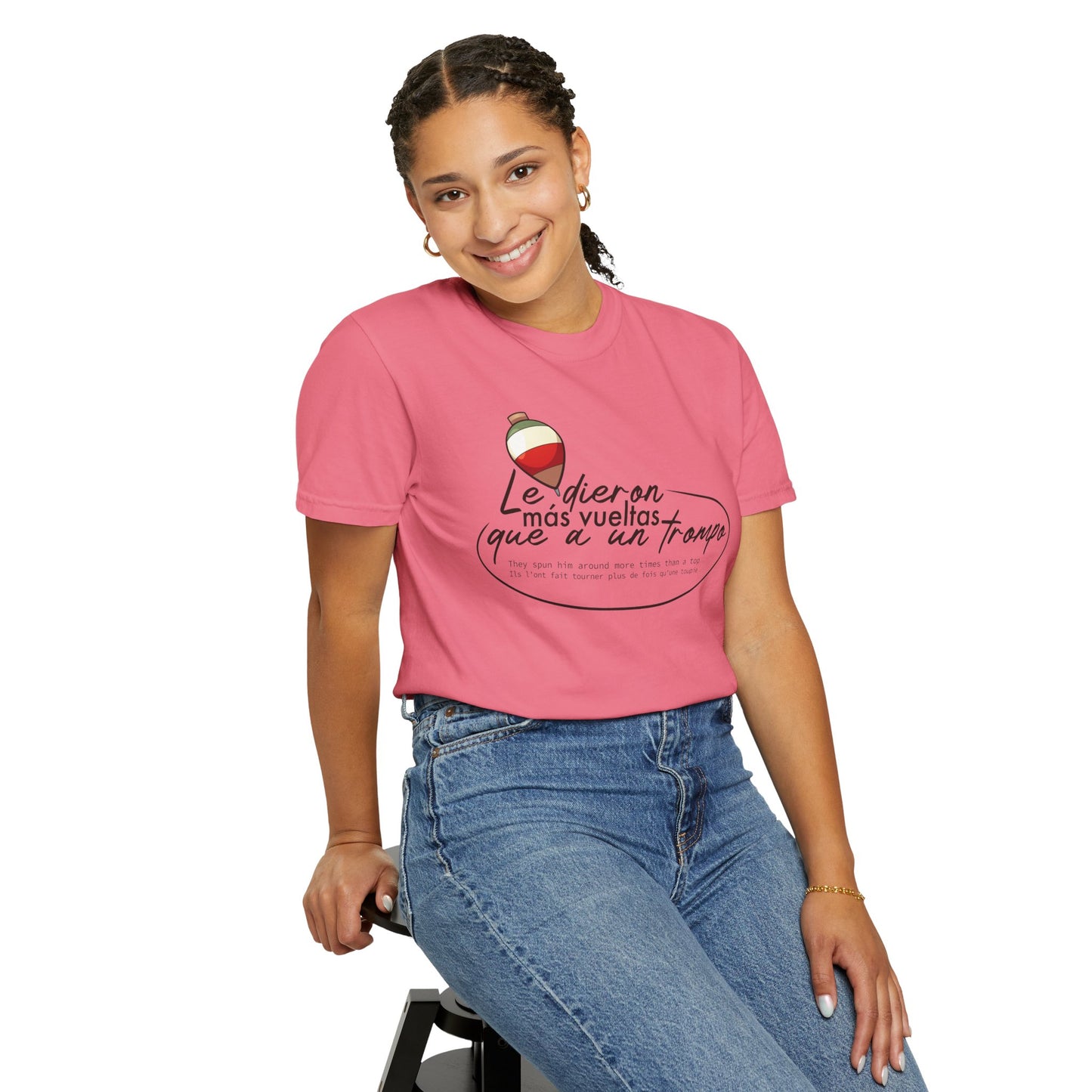 MÁS VUELTAS QUE A UN TROMPO - Camiseta Unisex Softstyle