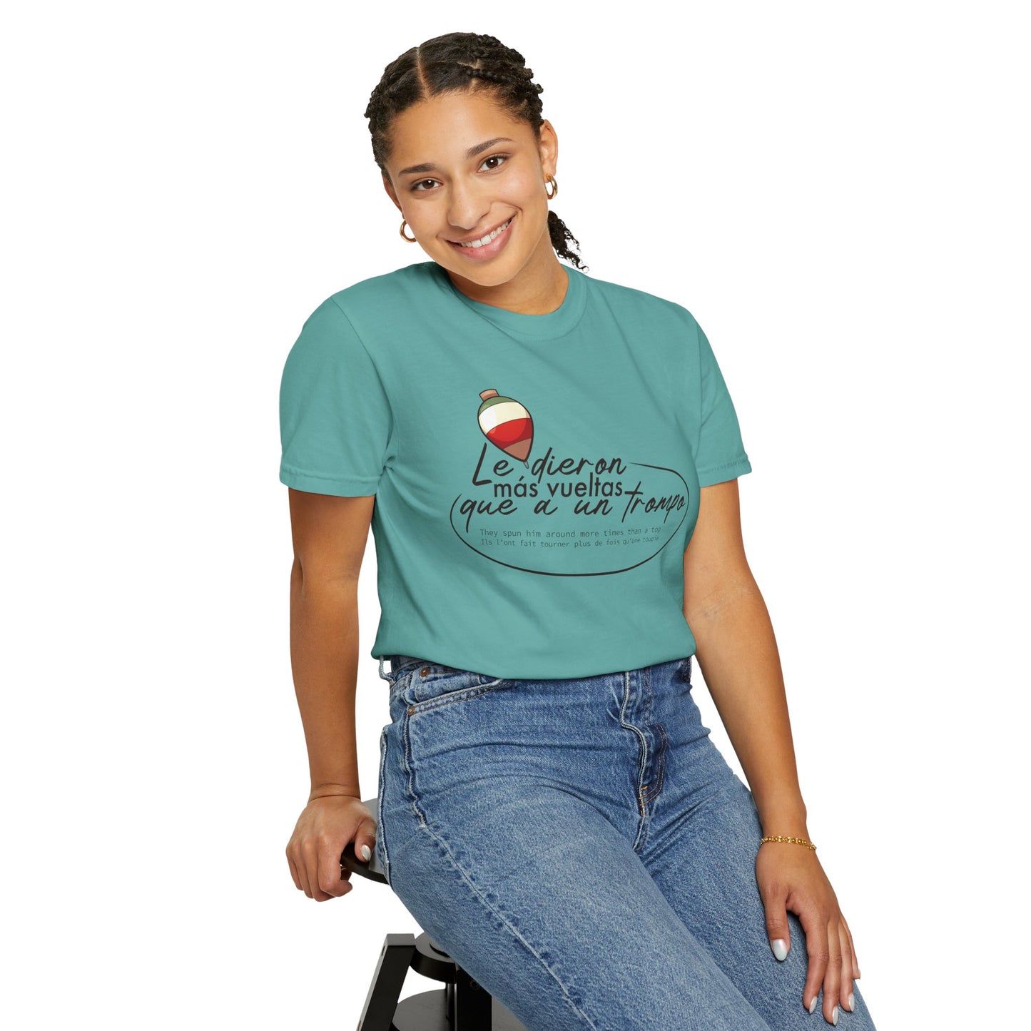 MÁS VUELTAS QUE A UN TROMPO - Camiseta Unisex Softstyle