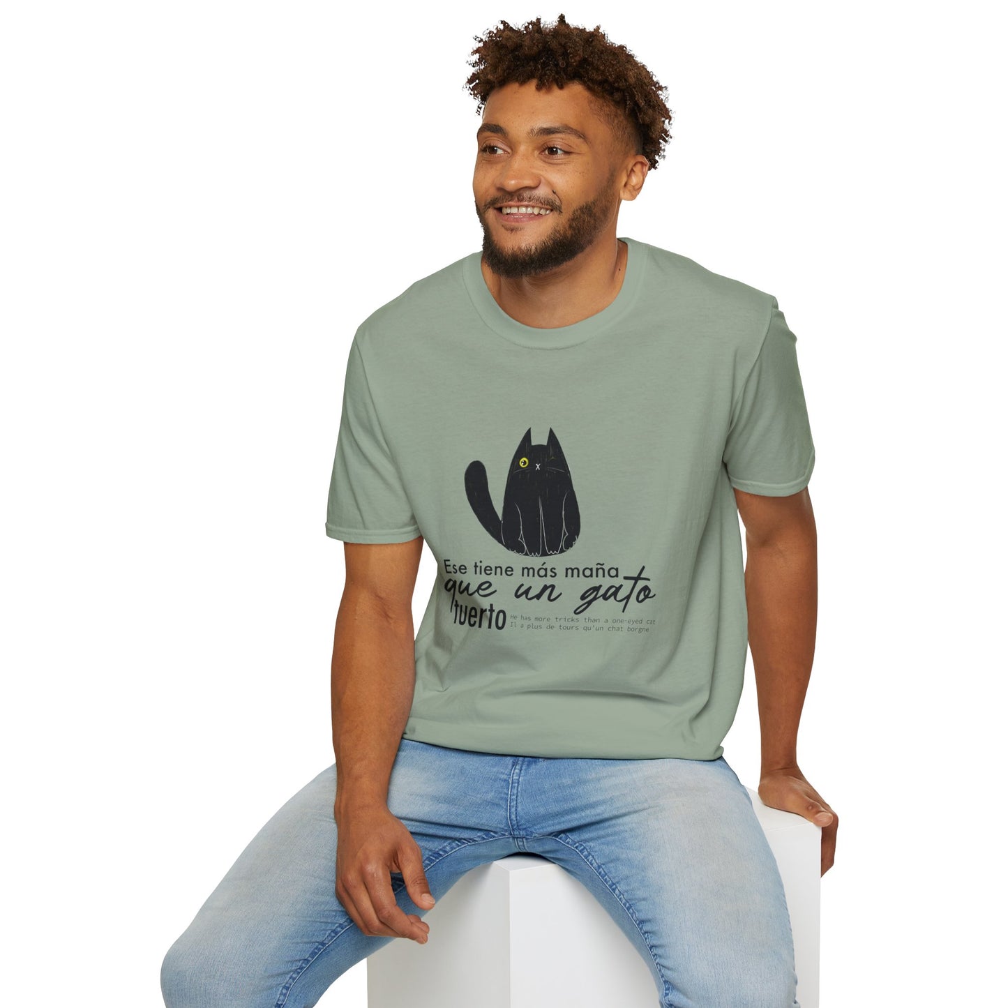 TIENE MÁS MAÑA QUE UN GATO TUERTO - Camiseta Unisex Softstyle