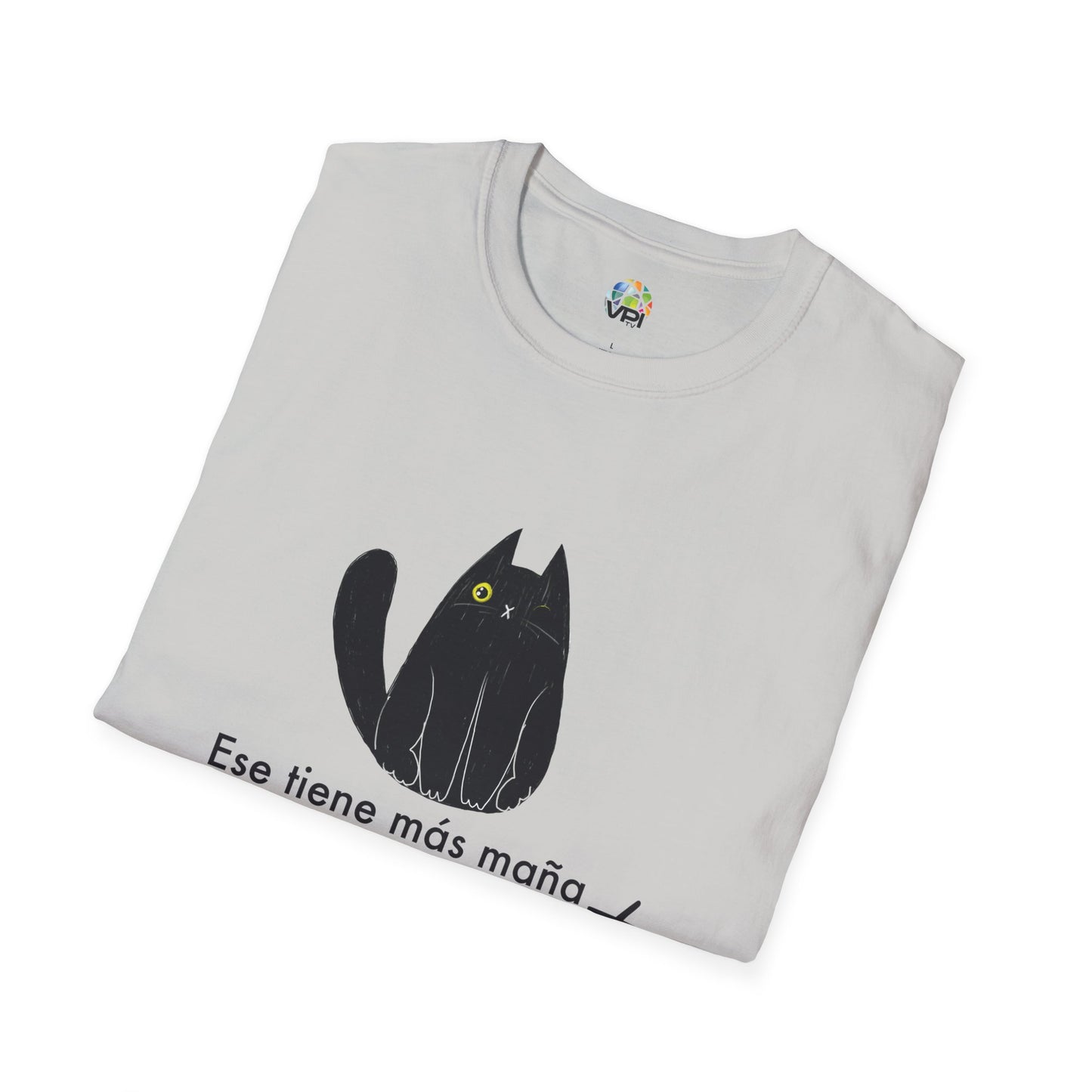 TIENE MÁS MAÑA QUE UN GATO TUERTO - Camiseta Unisex Softstyle