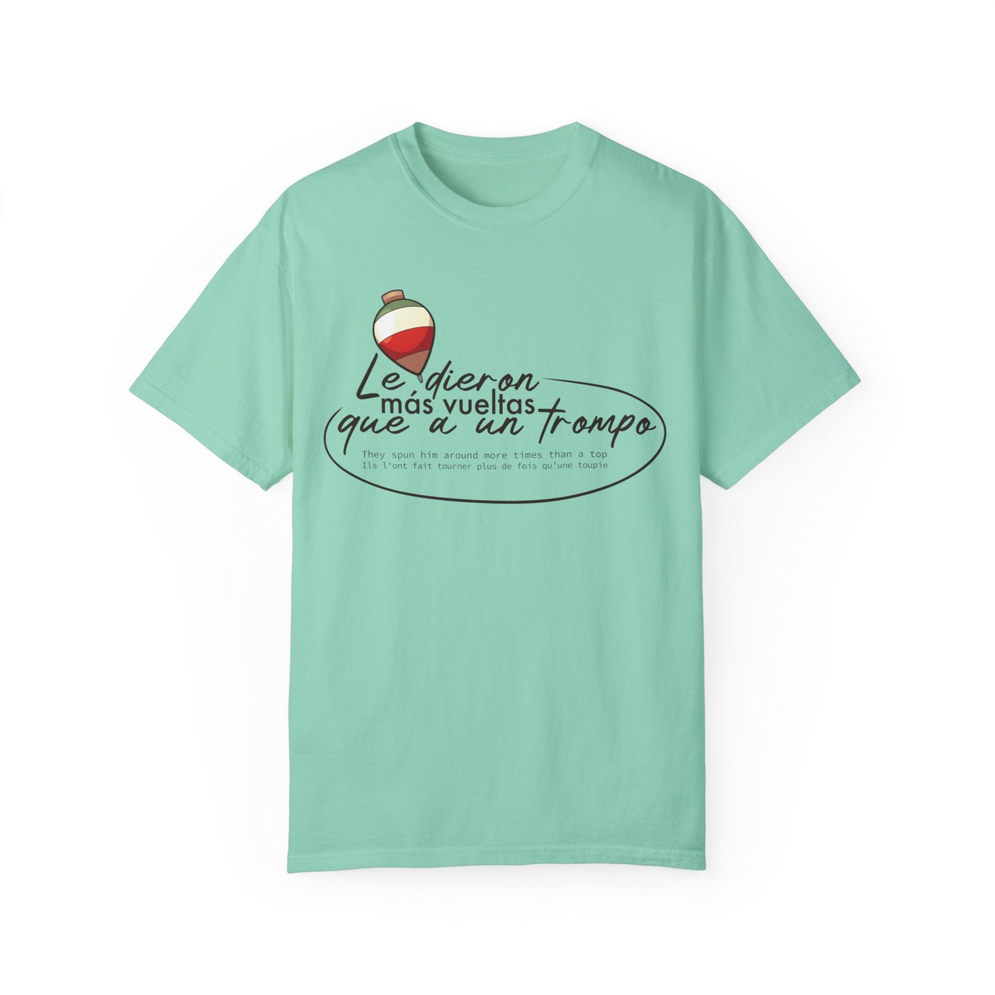 MÁS VUELTAS QUE A UN TROMPO - Camiseta Unisex Softstyle