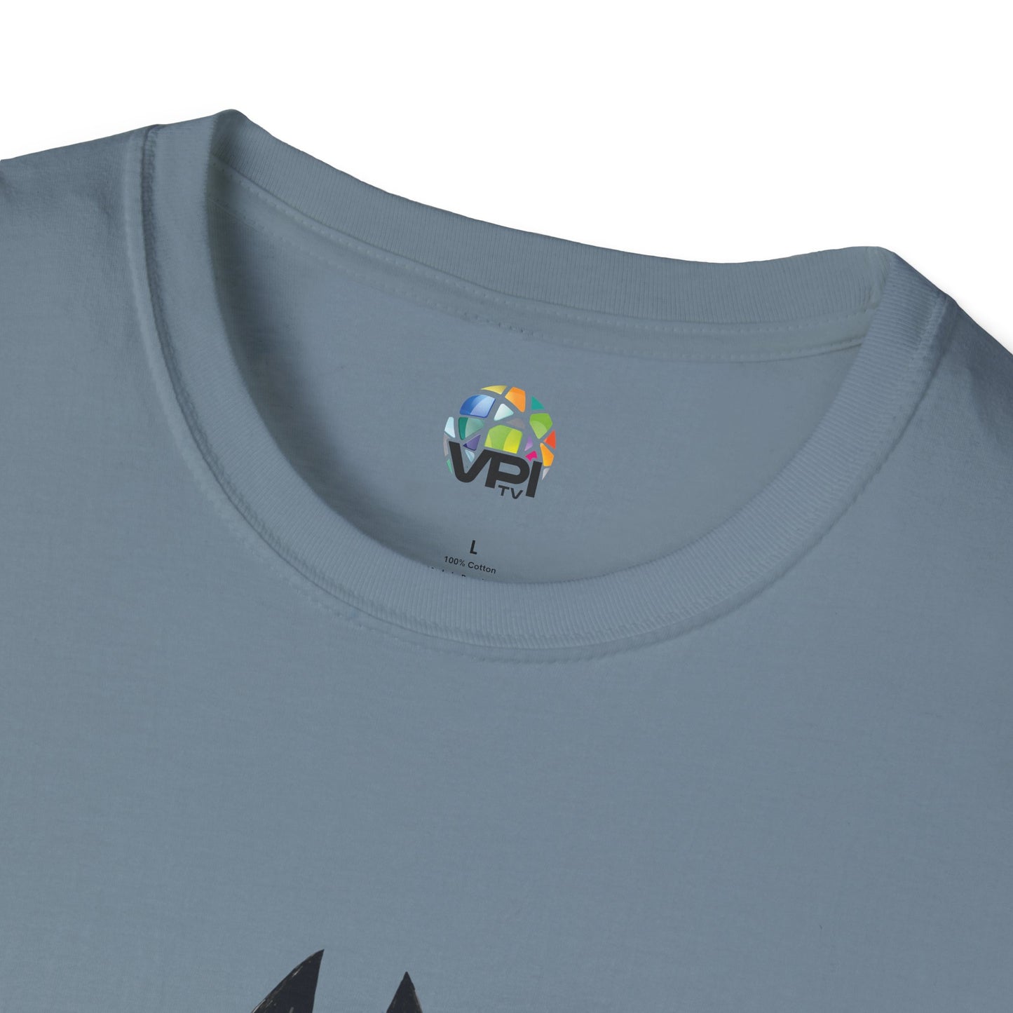 TIENE MÁS MAÑA QUE UN GATO TUERTO - Camiseta Unisex Softstyle