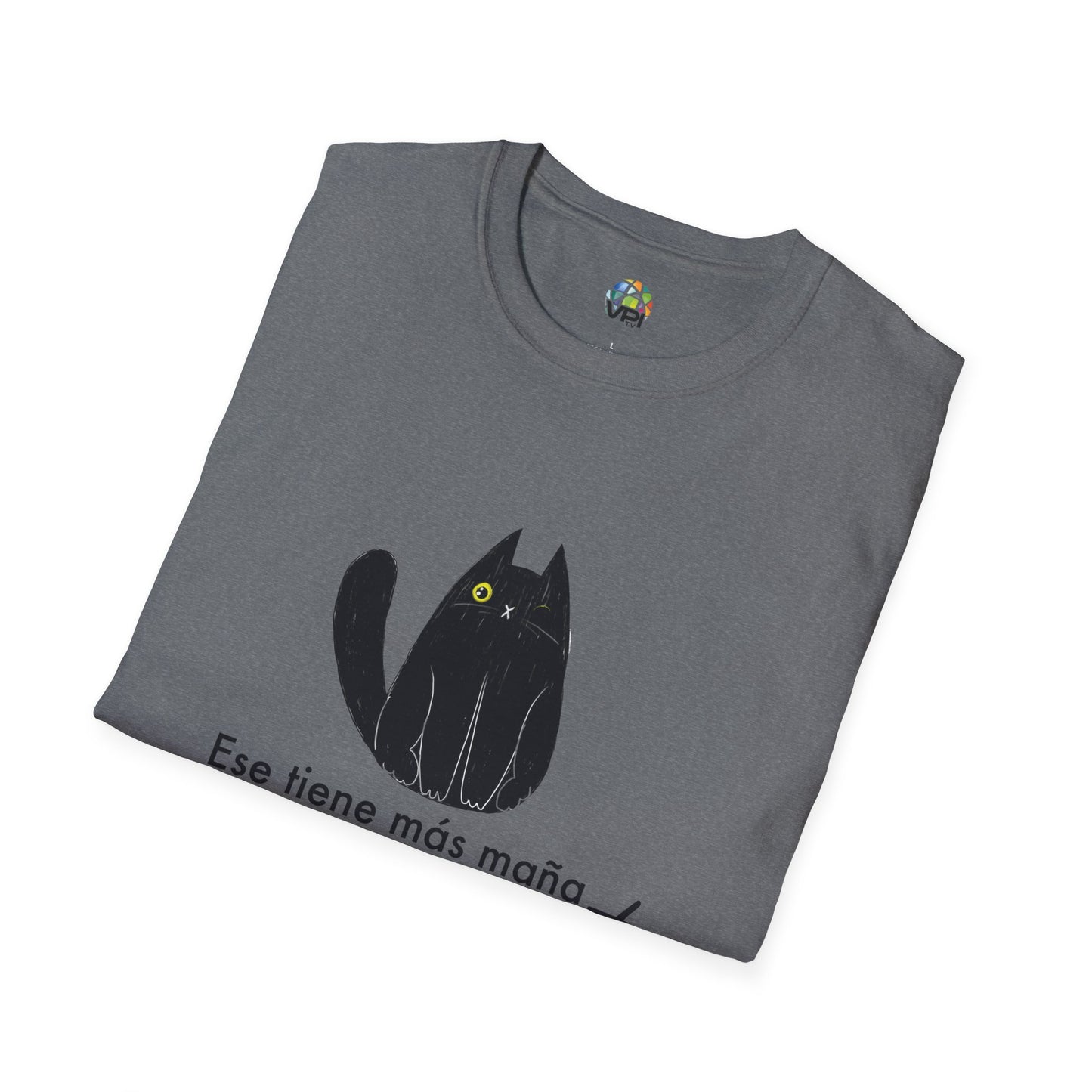 TIENE MÁS MAÑA QUE UN GATO TUERTO - Camiseta Unisex Softstyle