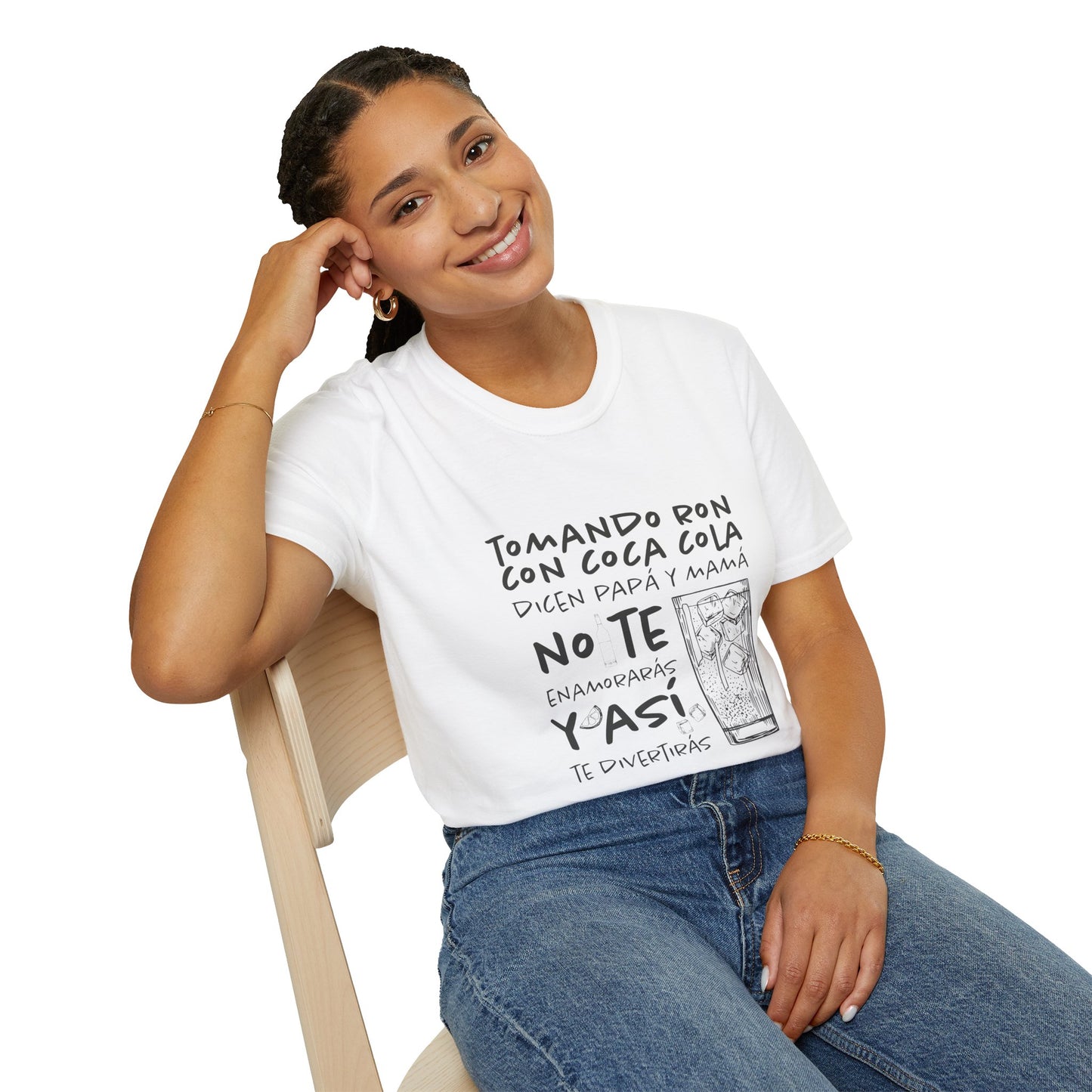 TOMANDO RON CON COCA COLA - Camiseta Unisex Softstyle