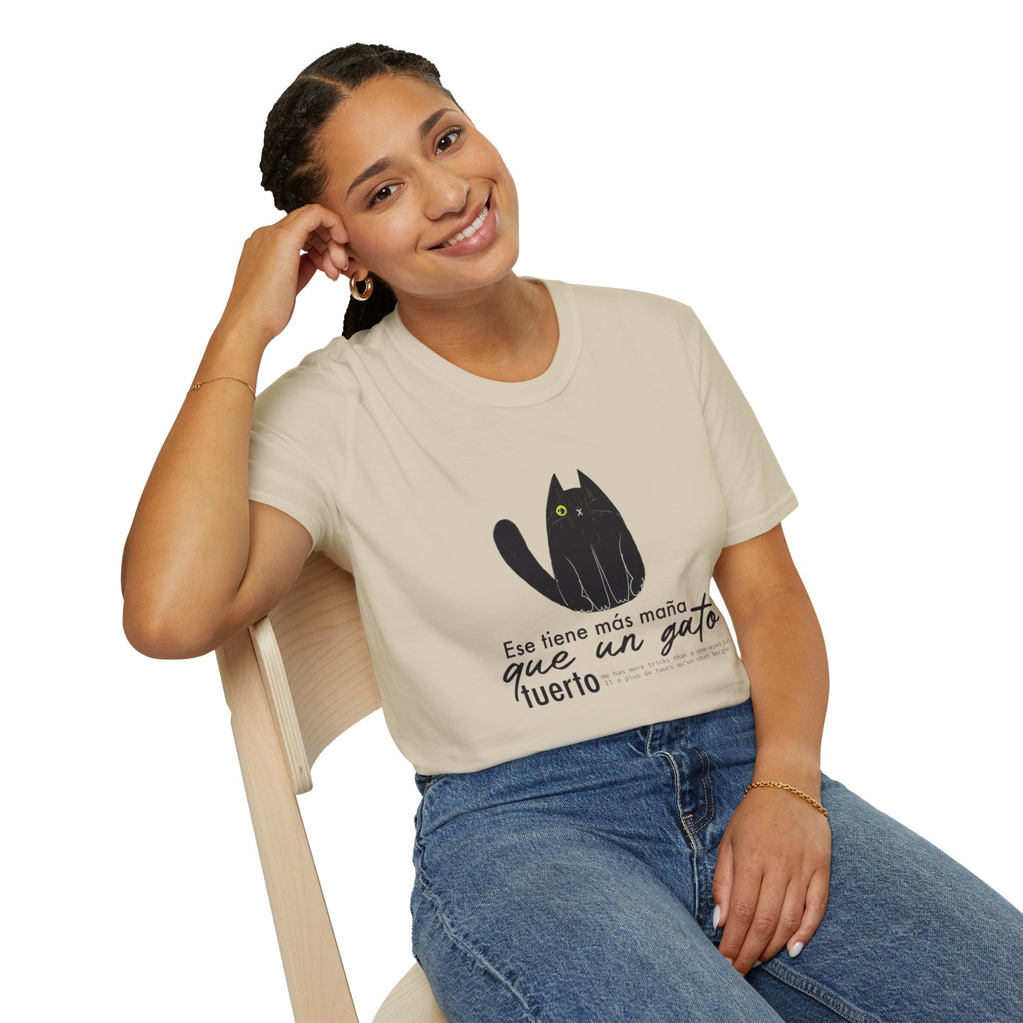 TIENE MÁS MAÑA QUE UN GATO TUERTO - Camiseta Unisex Softstyle