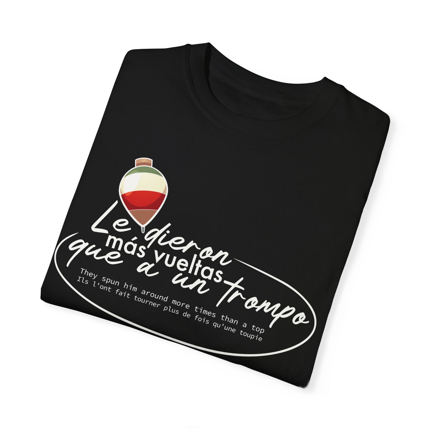 MÁS VUELTAS QUE A UN TROMPO - Camiseta Unisex Softstyle