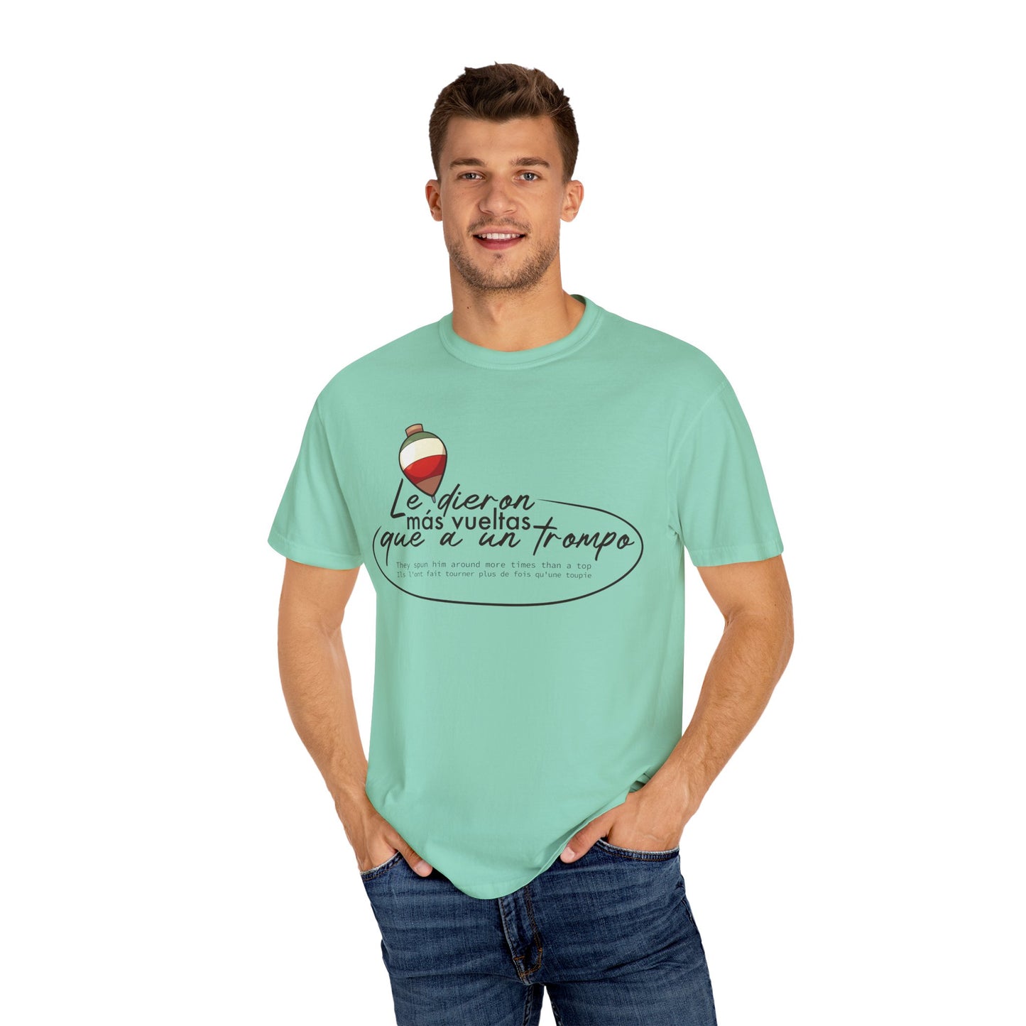 MÁS VUELTAS QUE A UN TROMPO - Camiseta Unisex Softstyle