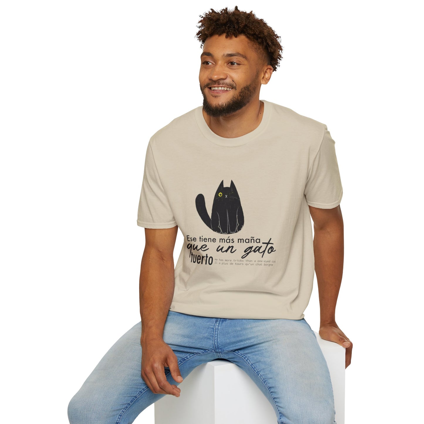 TIENE MÁS MAÑA QUE UN GATO TUERTO - Camiseta Unisex Softstyle