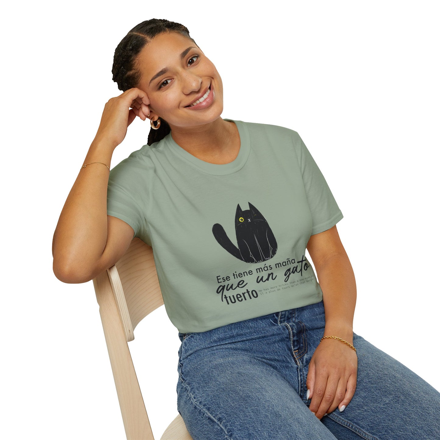 TIENE MÁS MAÑA QUE UN GATO TUERTO - Camiseta Unisex Softstyle