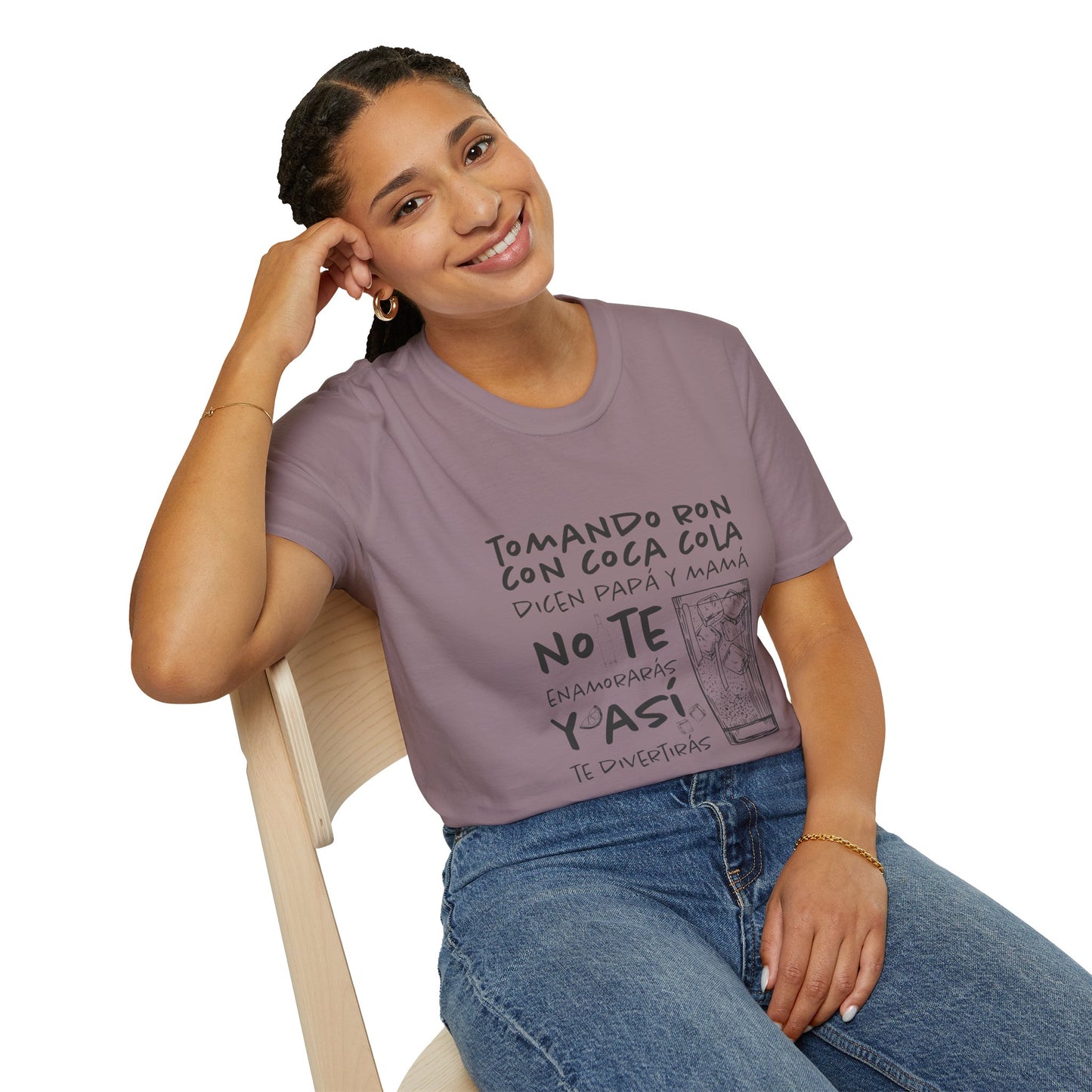 TOMANDO RON CON COCA COLA - Camiseta Unisex Softstyle