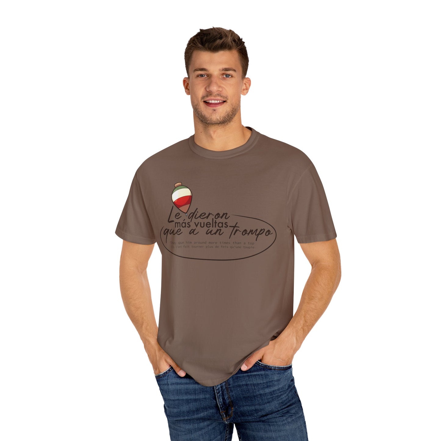 MÁS VUELTAS QUE A UN TROMPO - Camiseta Unisex Softstyle
