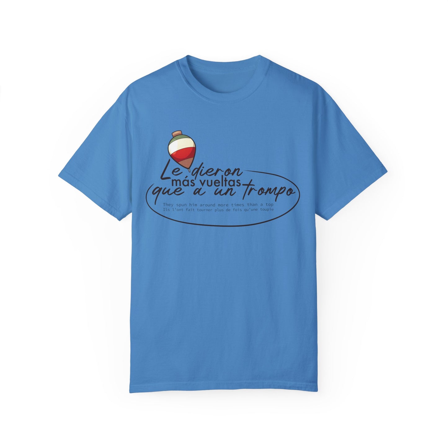 MÁS VUELTAS QUE A UN TROMPO - Camiseta Unisex Softstyle