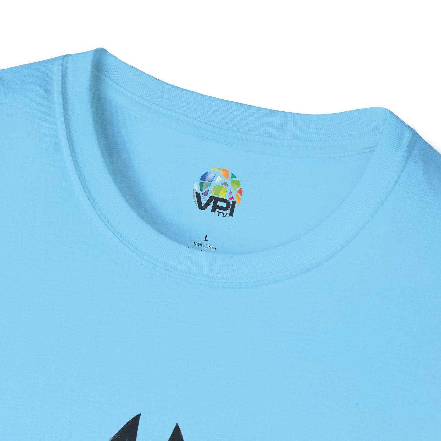 TIENE MÁS MAÑA QUE UN GATO TUERTO - Camiseta Unisex Softstyle