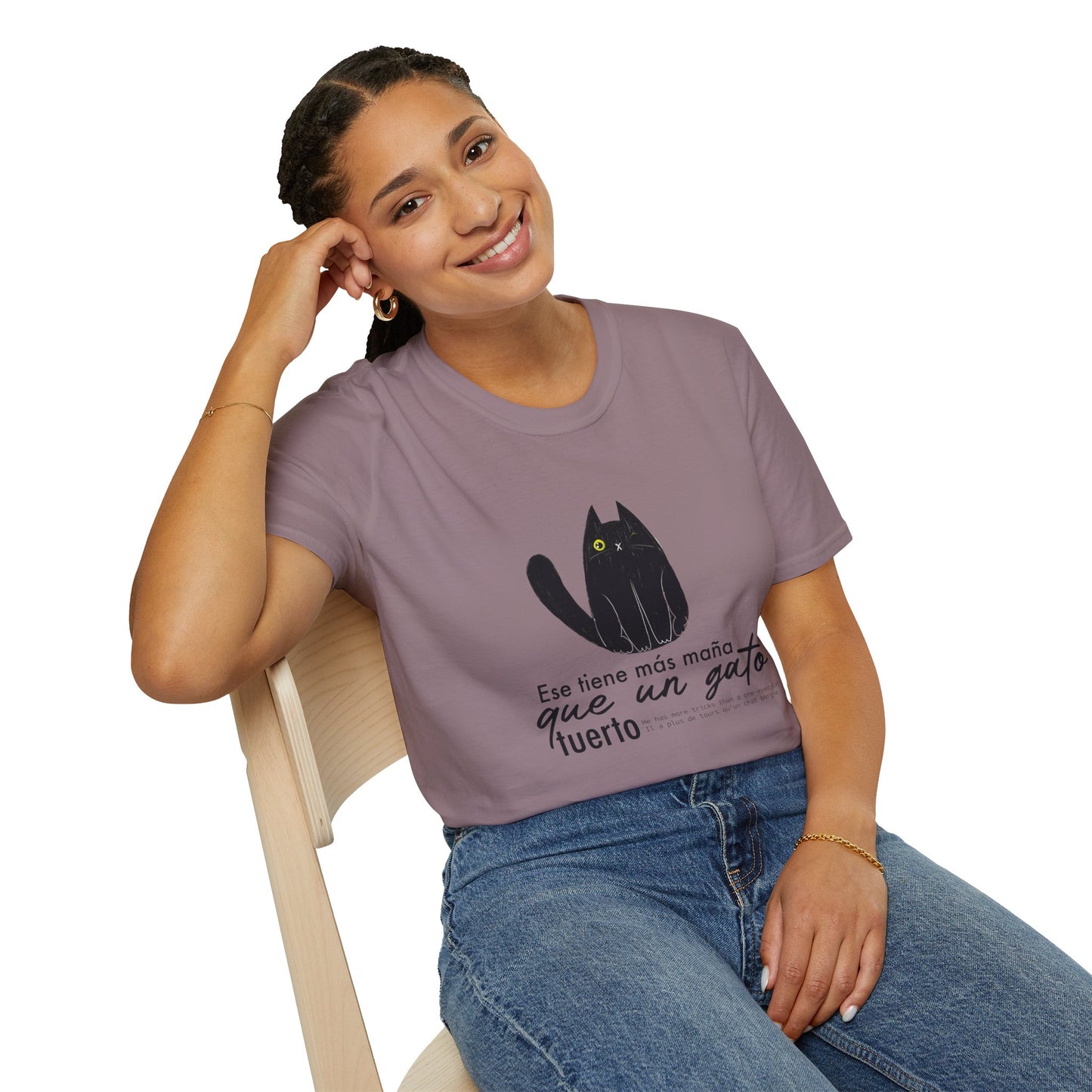 TIENE MÁS MAÑA QUE UN GATO TUERTO - Camiseta Unisex Softstyle