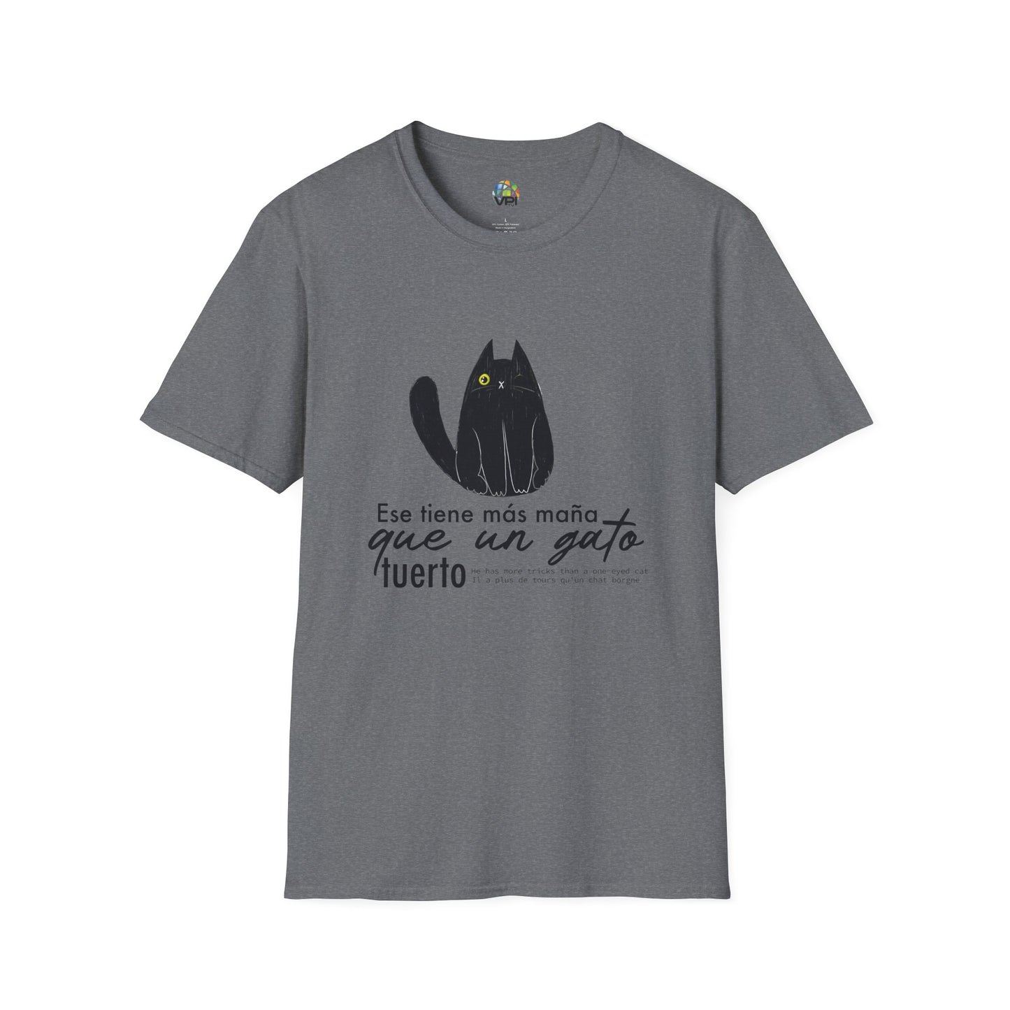 TIENE MÁS MAÑA QUE UN GATO TUERTO - Camiseta Unisex Softstyle