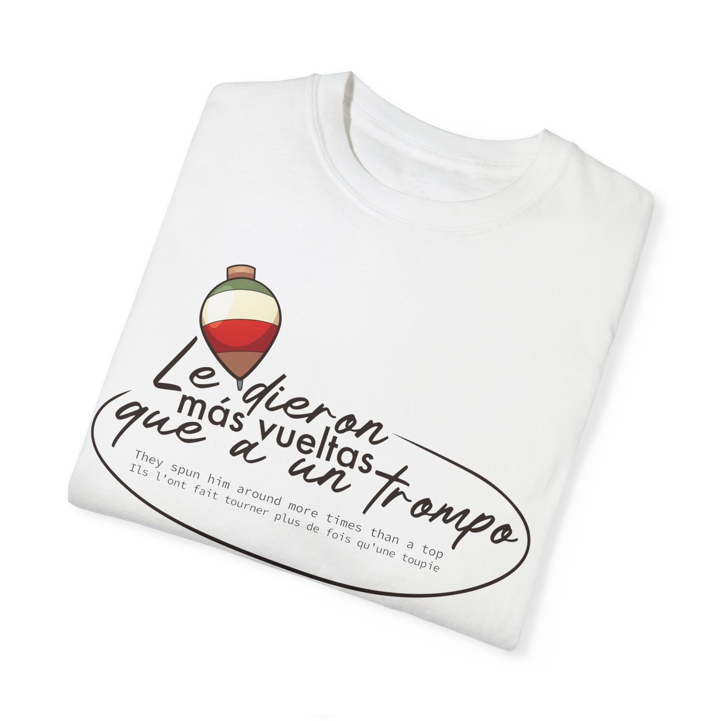 MÁS VUELTAS QUE A UN TROMPO - Camiseta Unisex Softstyle