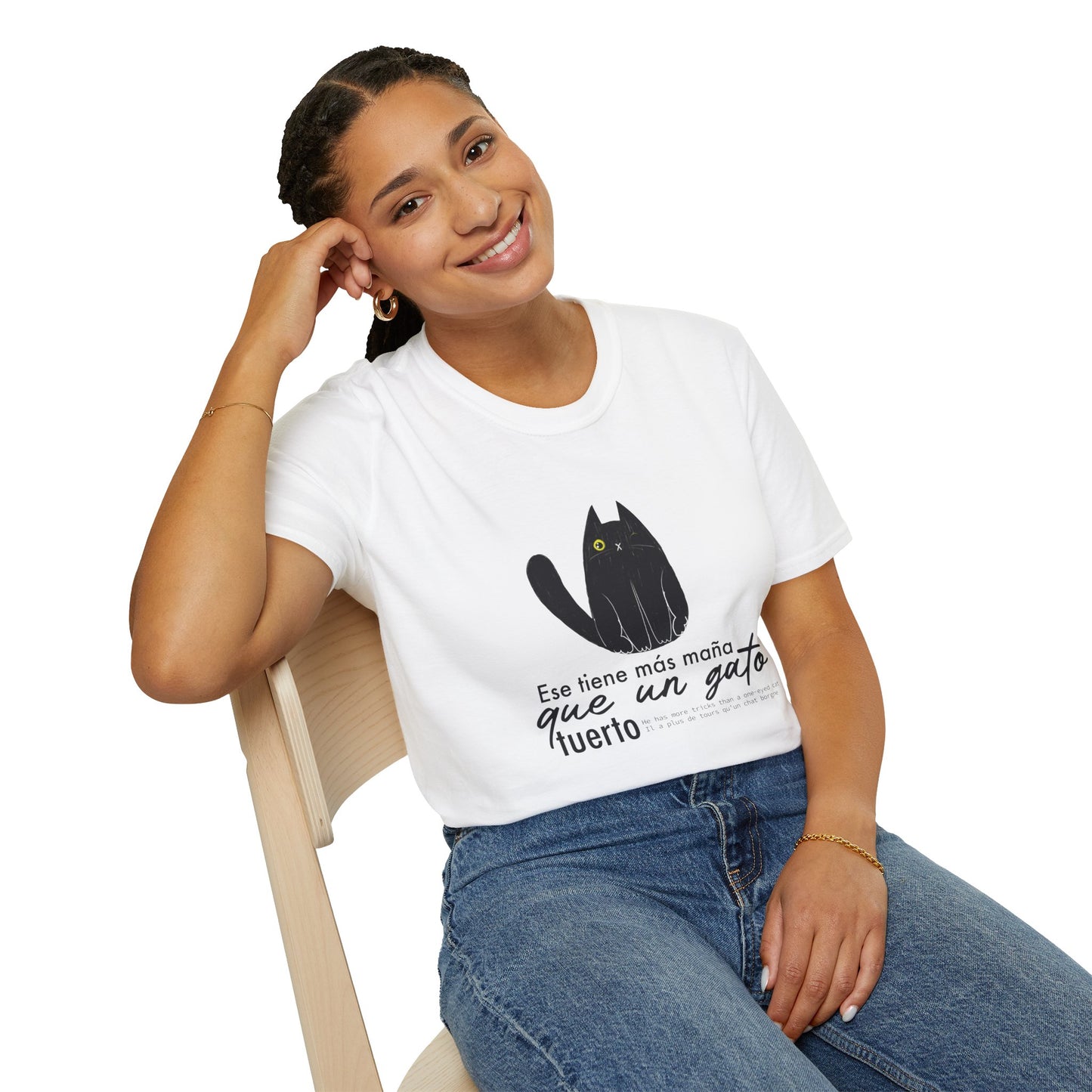 TIENE MÁS MAÑA QUE UN GATO TUERTO - Camiseta Unisex Softstyle