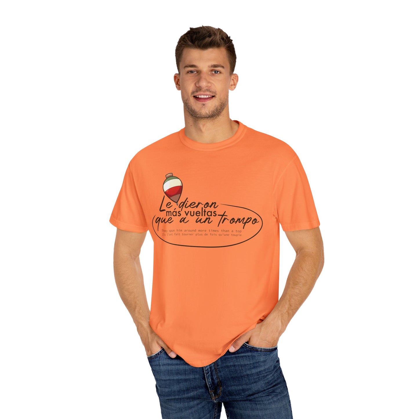 MÁS VUELTAS QUE A UN TROMPO - Camiseta Unisex Softstyle