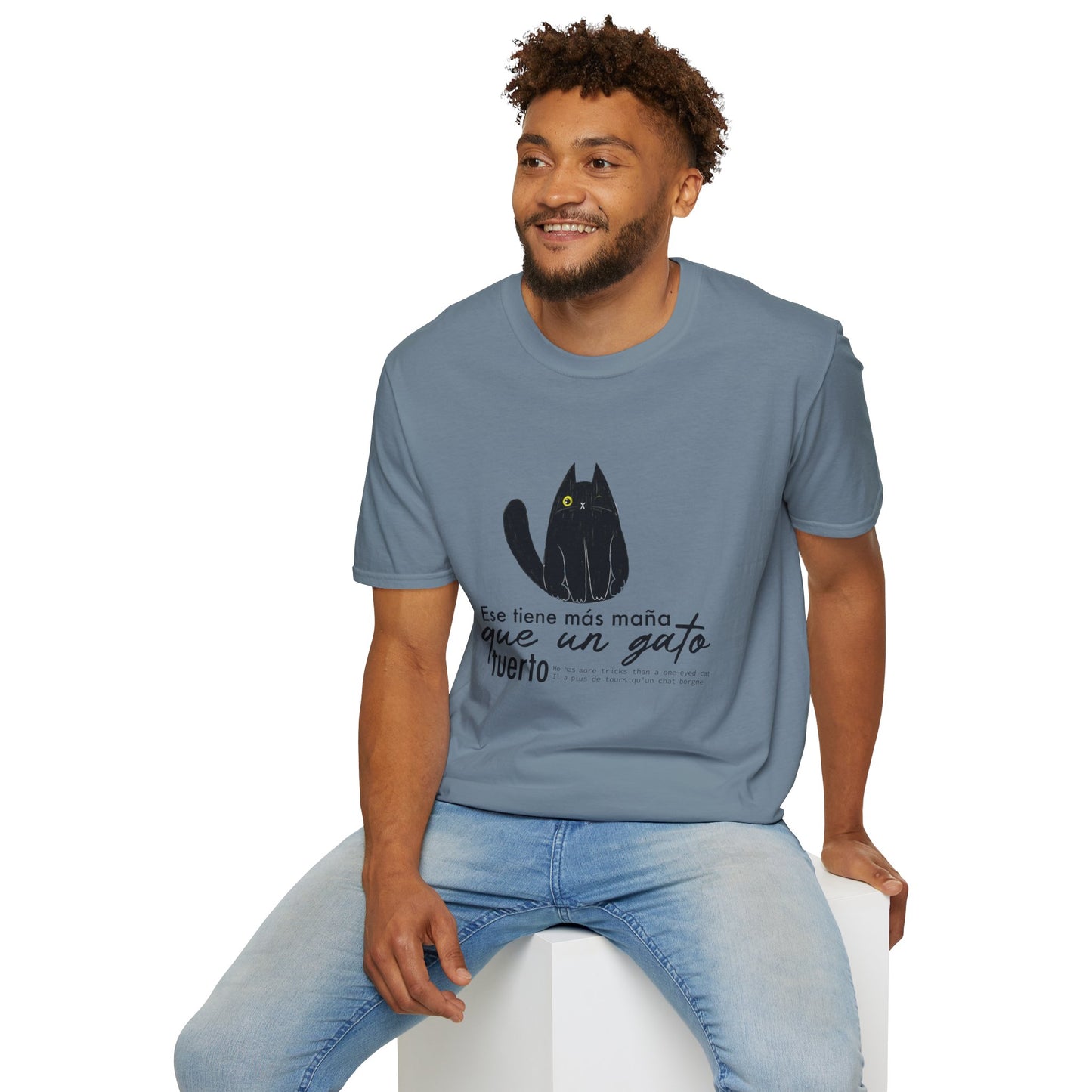 TIENE MÁS MAÑA QUE UN GATO TUERTO - Camiseta Unisex Softstyle