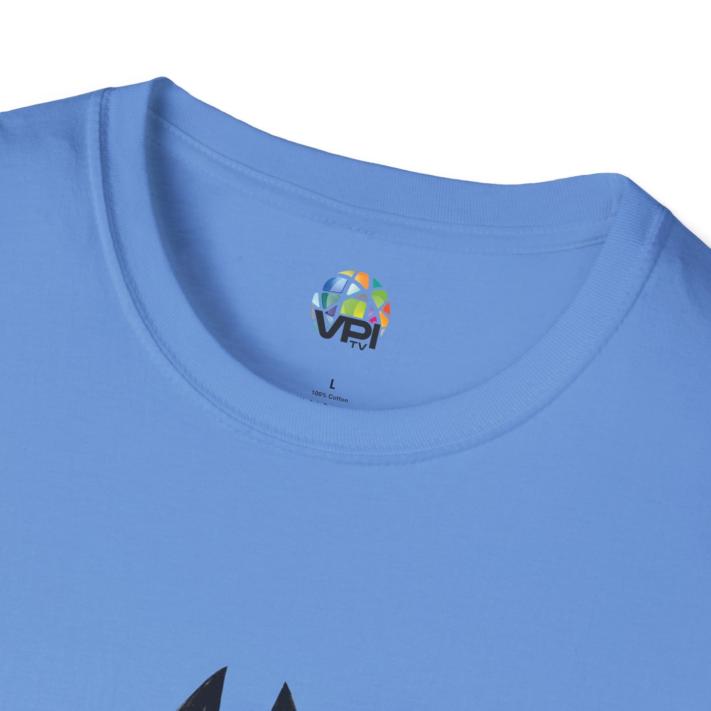 TIENE MÁS MAÑA QUE UN GATO TUERTO - Camiseta Unisex Softstyle