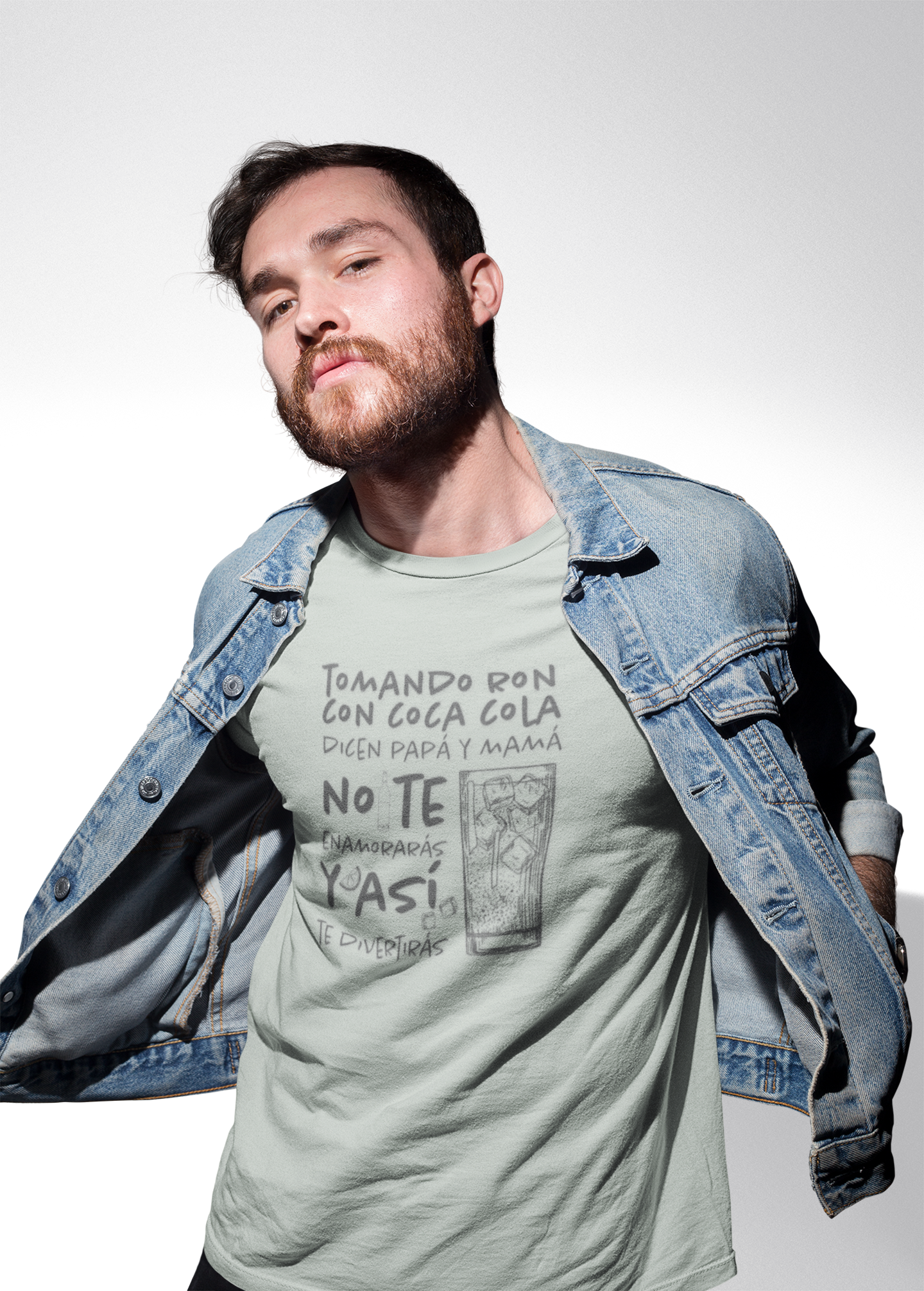 TOMANDO RON CON COCA COLA - Camiseta Unisex Softstyle