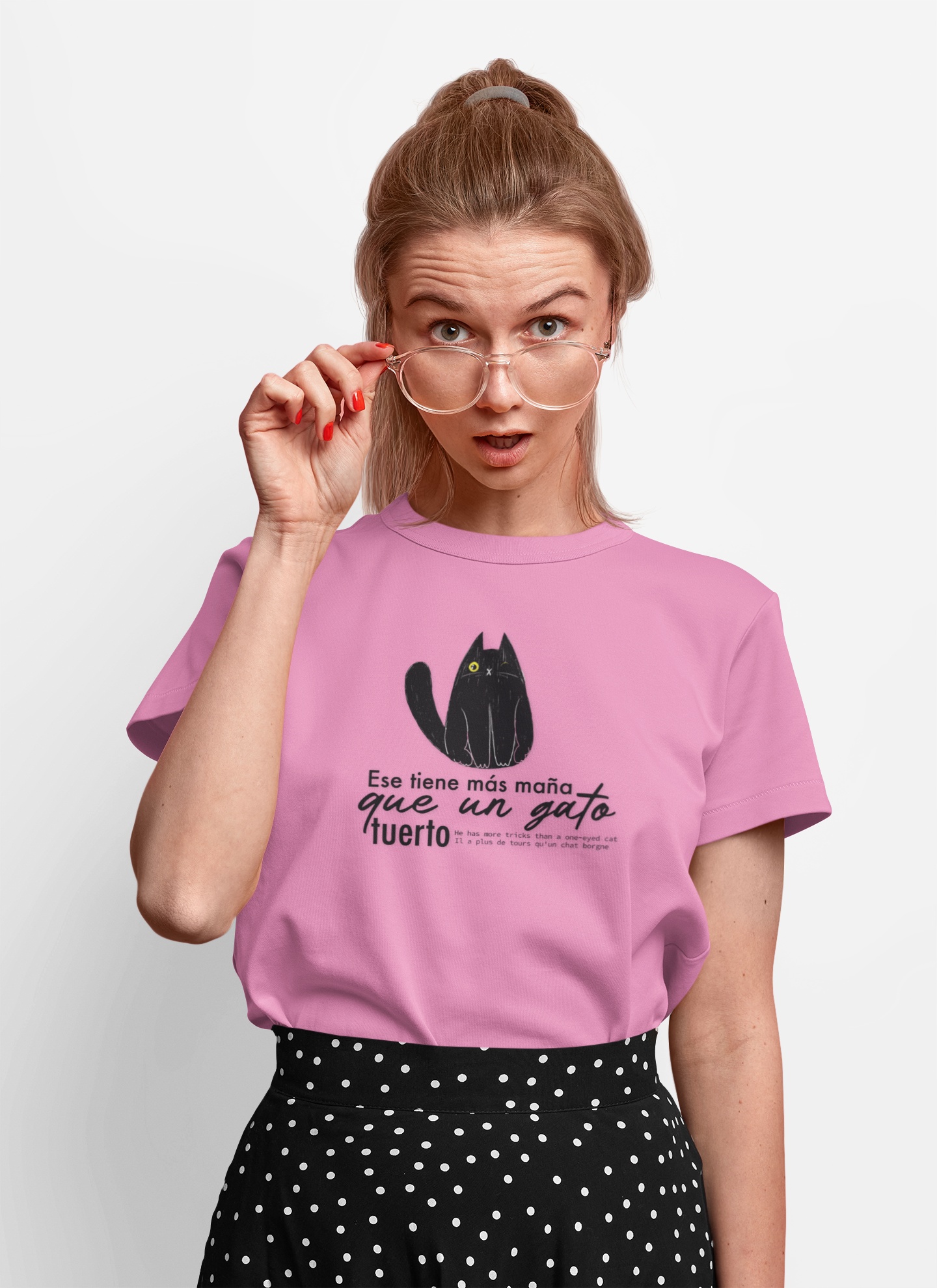 TIENE MÁS MAÑA QUE UN GATO TUERTO - Camiseta Unisex Softstyle