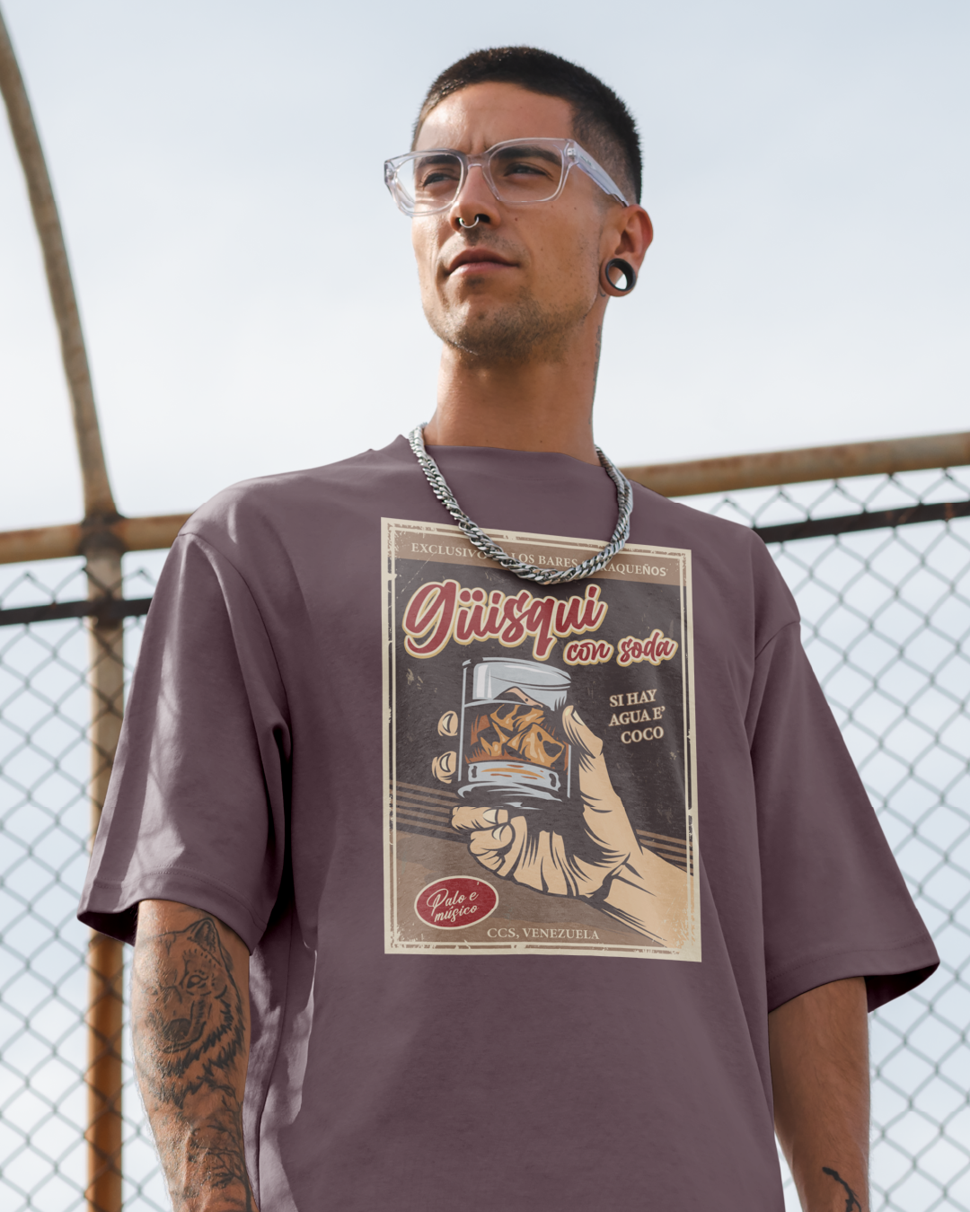 GÜISQUI CON SODA - Camiseta Vintage Unisex Softstyle – Un Clásico de los Bares Caraqueños