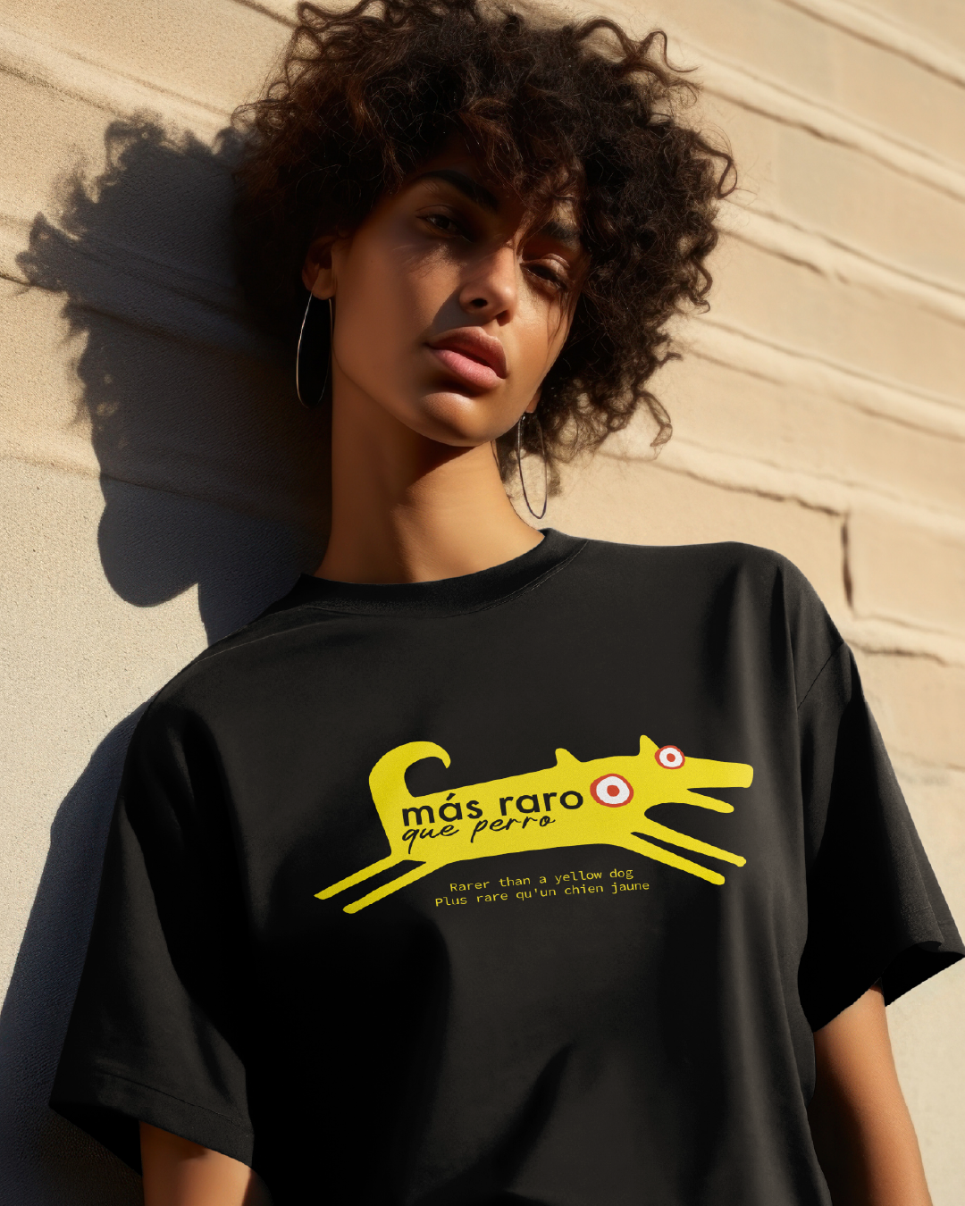 MÁS RARO QUE PERRO AMARILLO - Camiseta unisex Softstyle