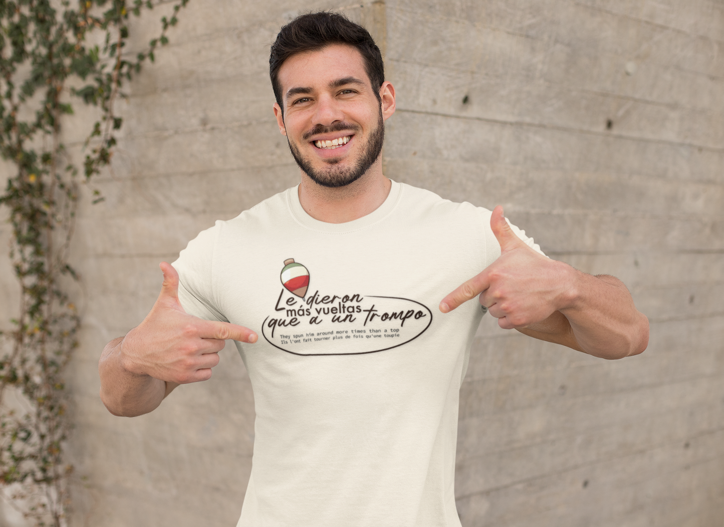 MÁS VUELTAS QUE A UN TROMPO - Camiseta Unisex Softstyle