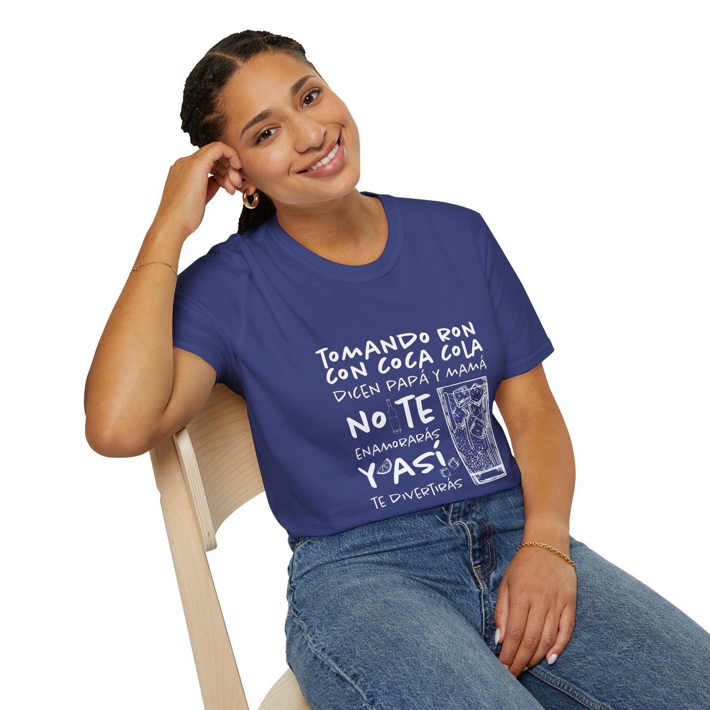 TOMANDO RON CON COCA COLA - Camiseta Unisex Softstyle