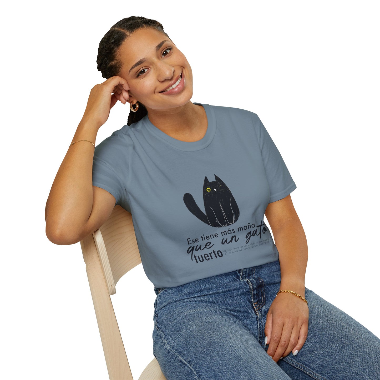 TIENE MÁS MAÑA QUE UN GATO TUERTO - Camiseta Unisex Softstyle