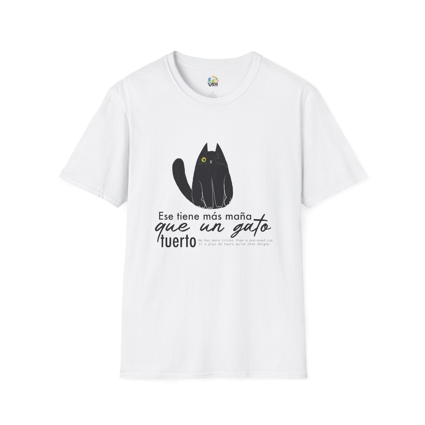 TIENE MÁS MAÑA QUE UN GATO TUERTO - Camiseta Unisex Softstyle