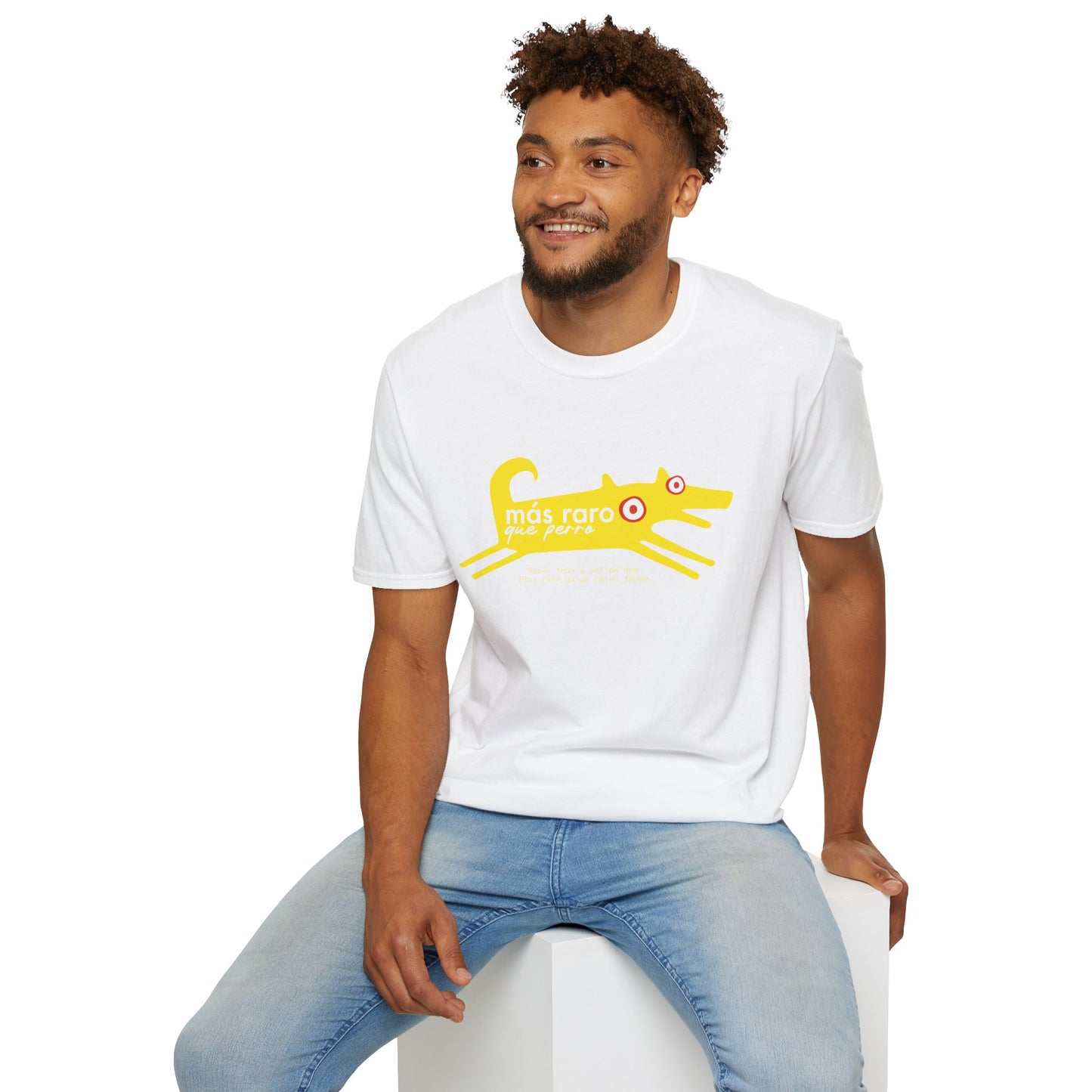 MÁS RARO QUE PERRO AMARILLO - Camiseta unisex Softstyle