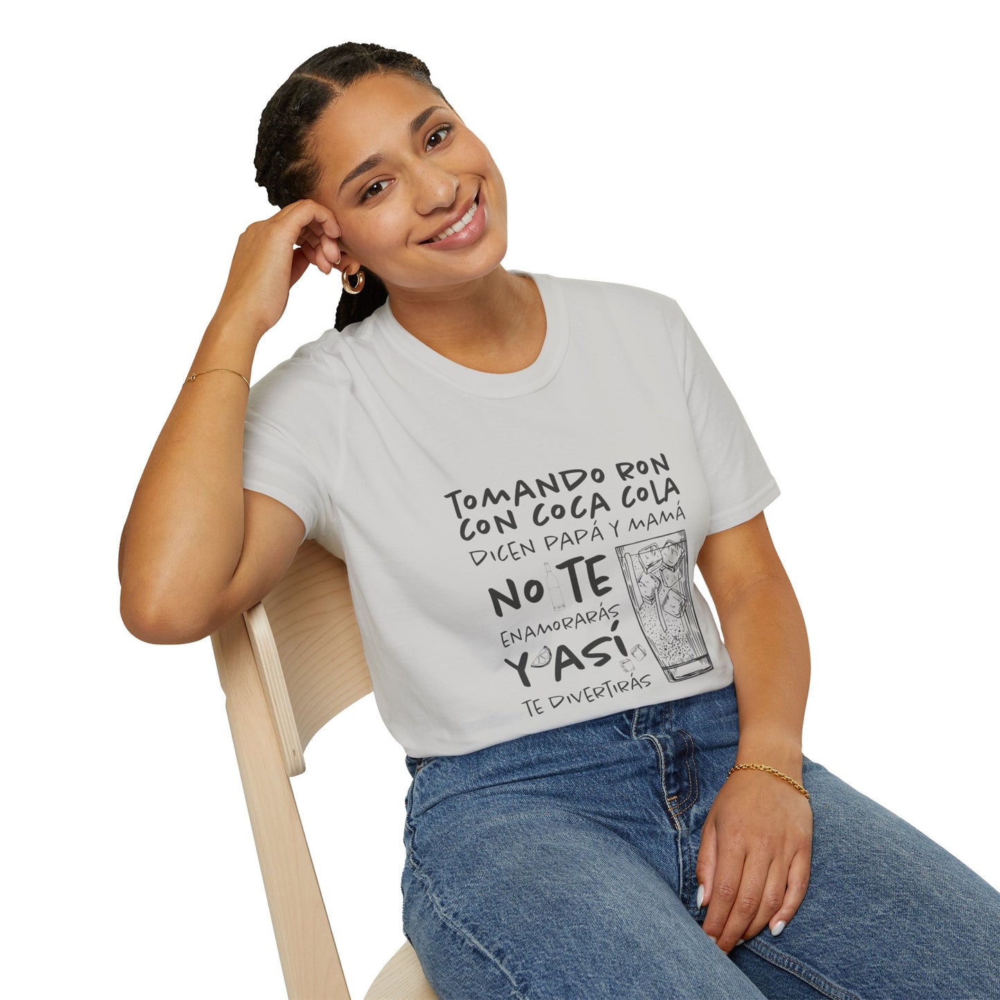TOMANDO RON CON COCA COLA - Camiseta Unisex Softstyle