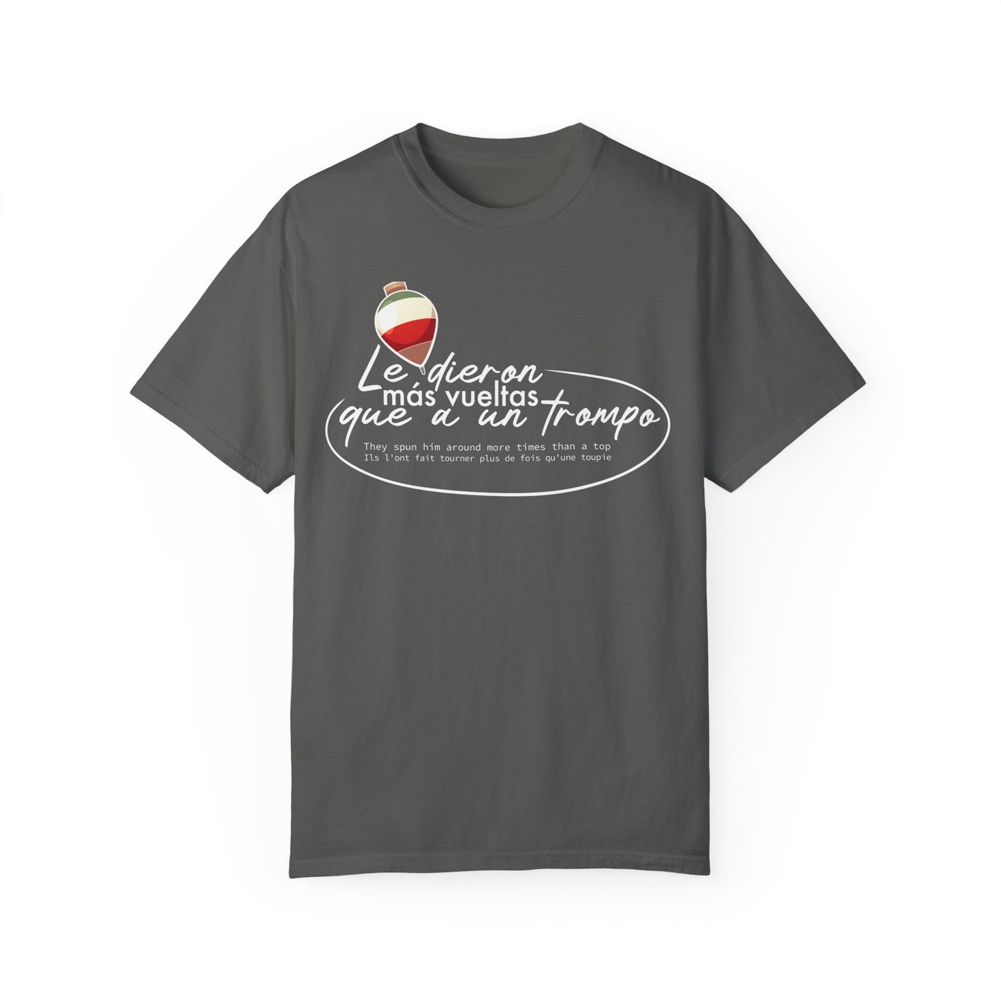 MÁS VUELTAS QUE A UN TROMPO - Camiseta Unisex Softstyle