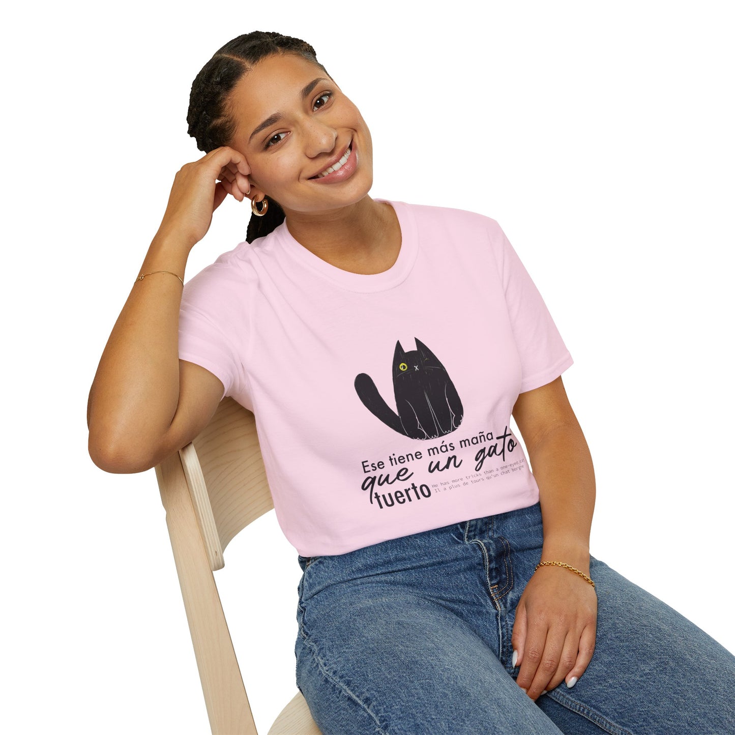 TIENE MÁS MAÑA QUE UN GATO TUERTO - Camiseta Unisex Softstyle