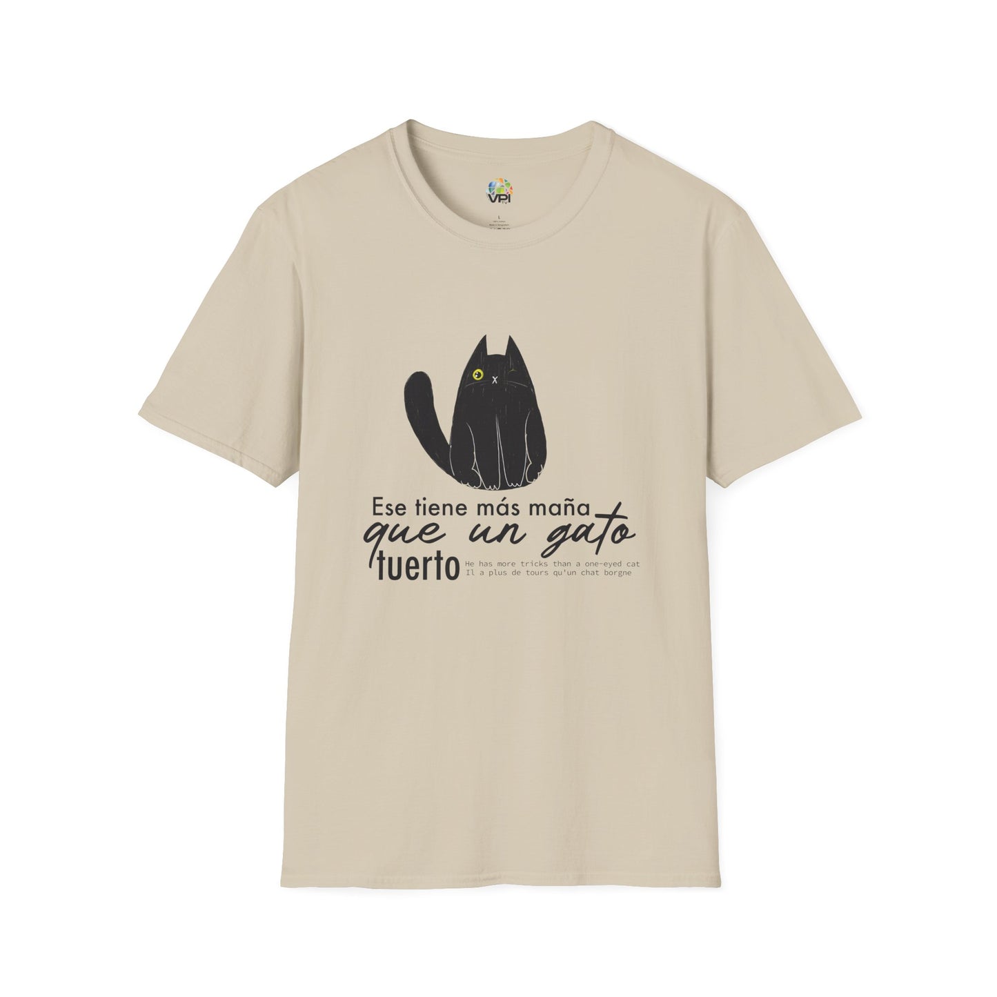 TIENE MÁS MAÑA QUE UN GATO TUERTO - Camiseta Unisex Softstyle