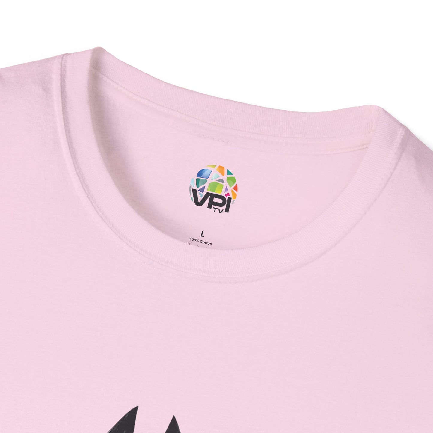 TIENE MÁS MAÑA QUE UN GATO TUERTO - Camiseta Unisex Softstyle