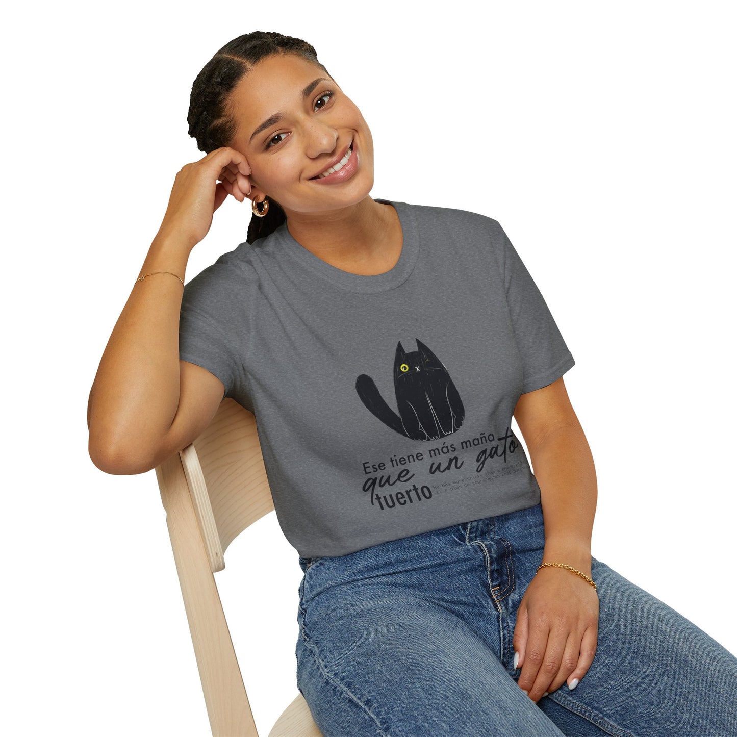 TIENE MÁS MAÑA QUE UN GATO TUERTO - Camiseta Unisex Softstyle