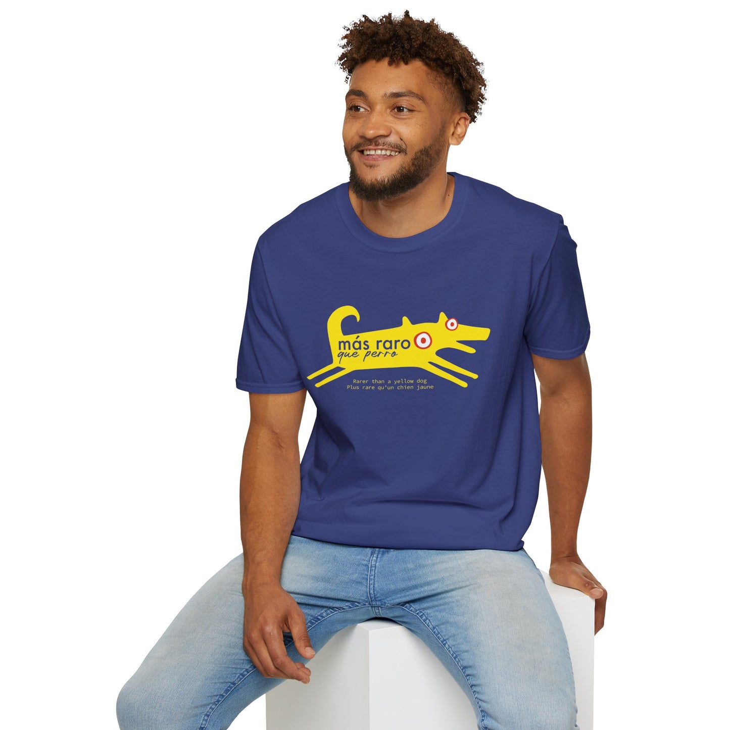 MÁS RARO QUE PERRO AMARILLO - Camiseta unisex Softstyle