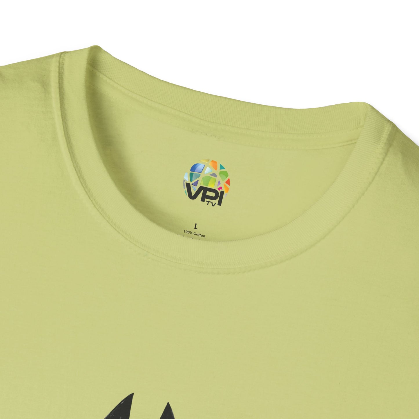 TIENE MÁS MAÑA QUE UN GATO TUERTO - Camiseta Unisex Softstyle
