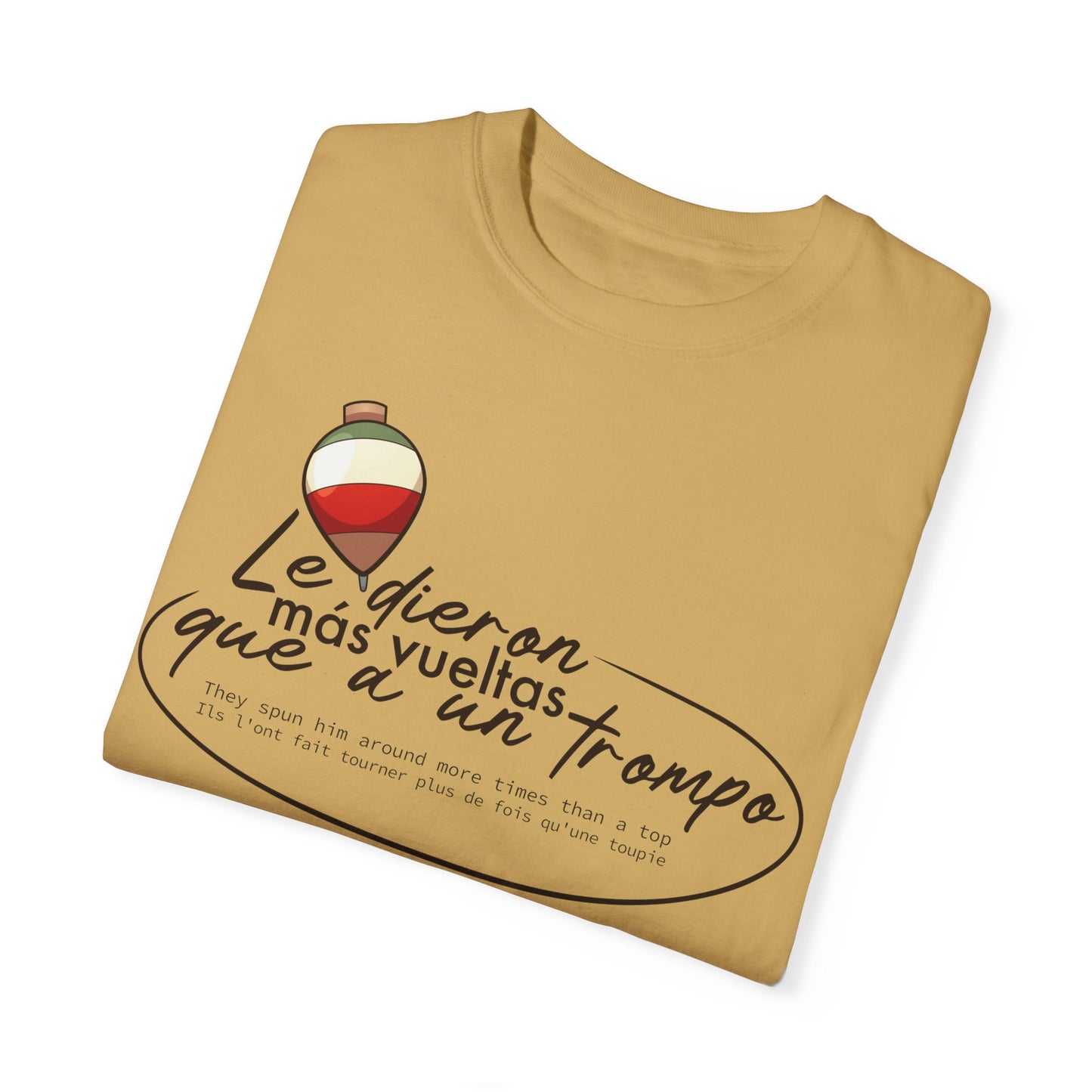 MÁS VUELTAS QUE A UN TROMPO - Camiseta Unisex Softstyle