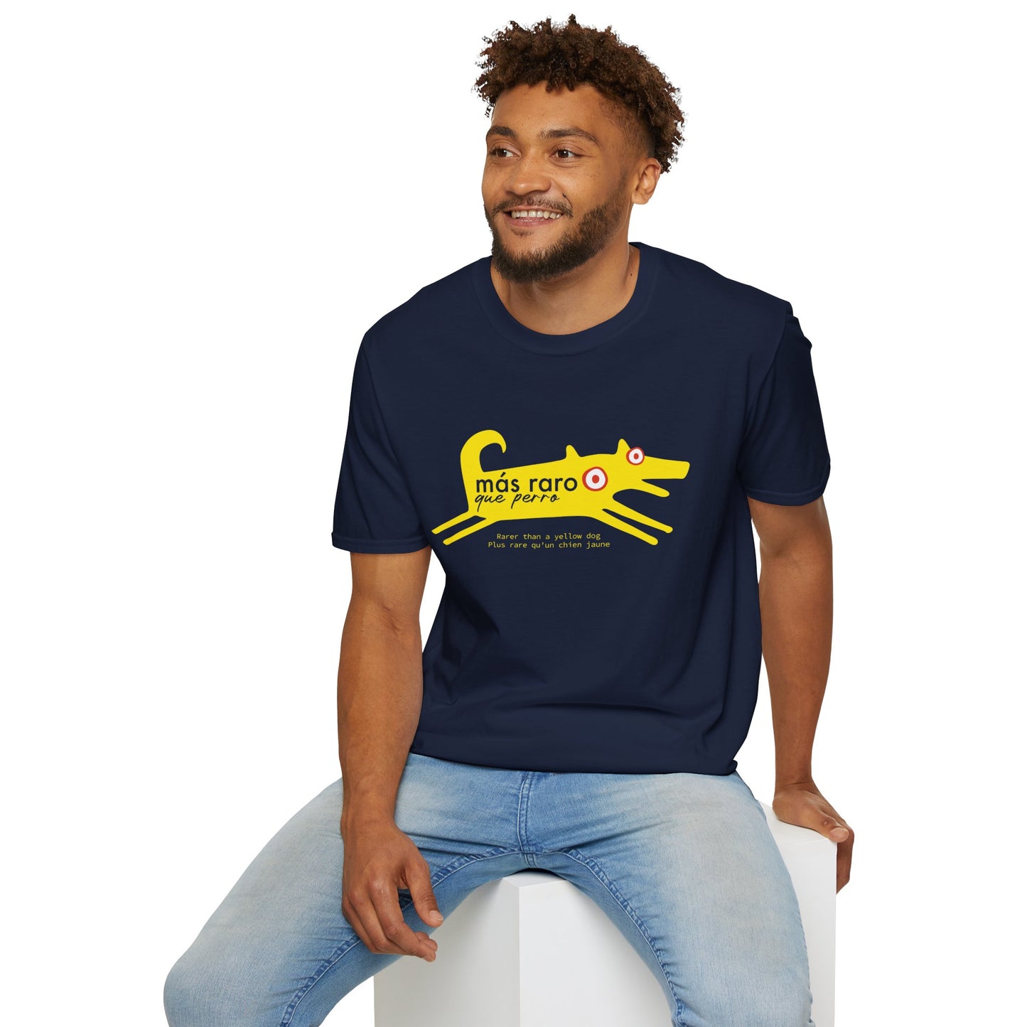 MÁS RARO QUE PERRO AMARILLO - Camiseta unisex Softstyle