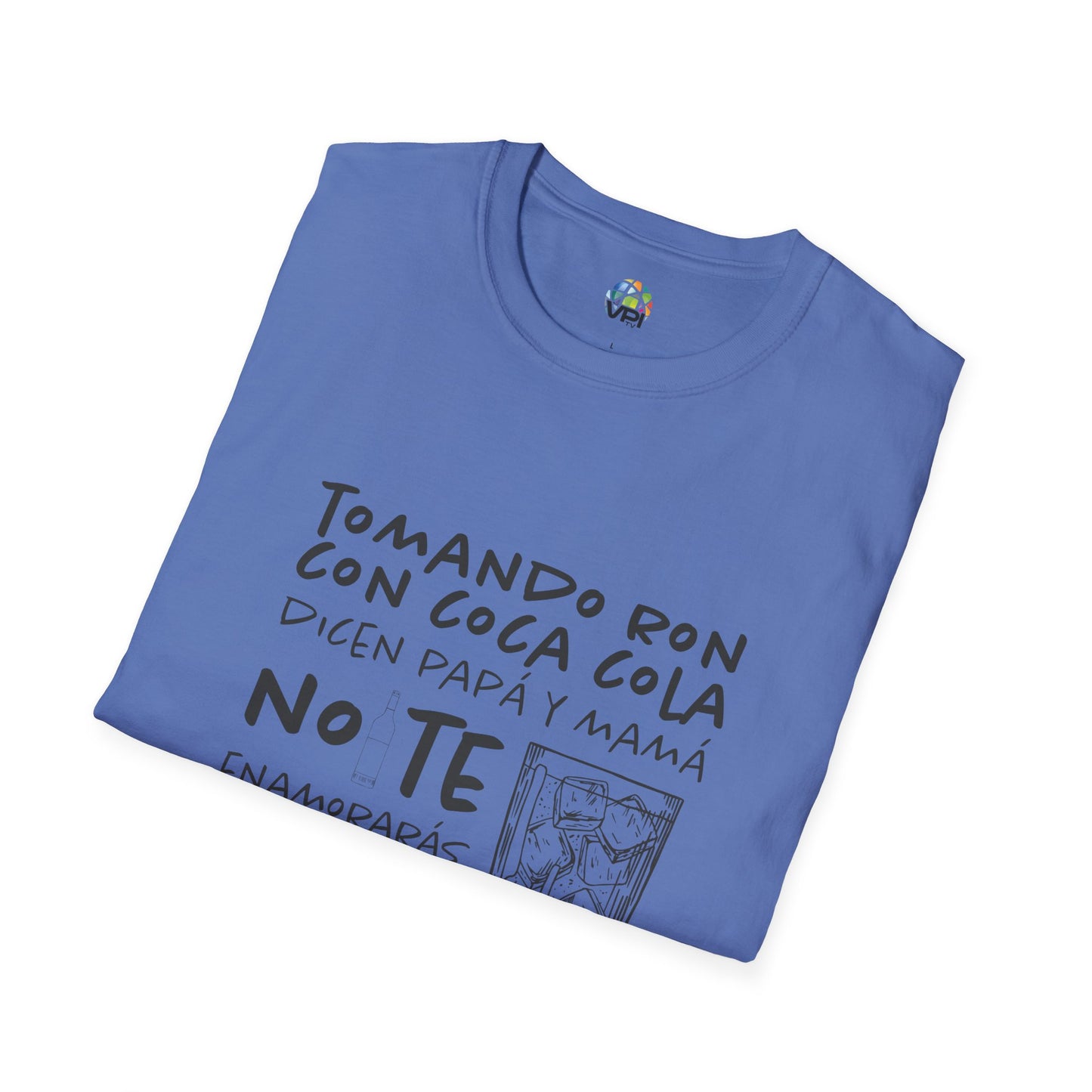 TOMANDO RON CON COCA COLA - Camiseta Unisex Softstyle