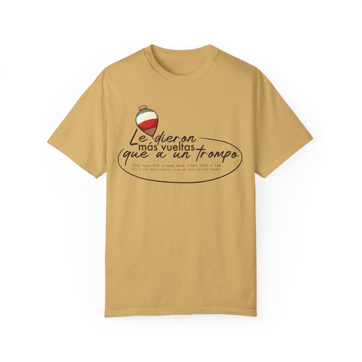 MÁS VUELTAS QUE A UN TROMPO - Camiseta Unisex Softstyle