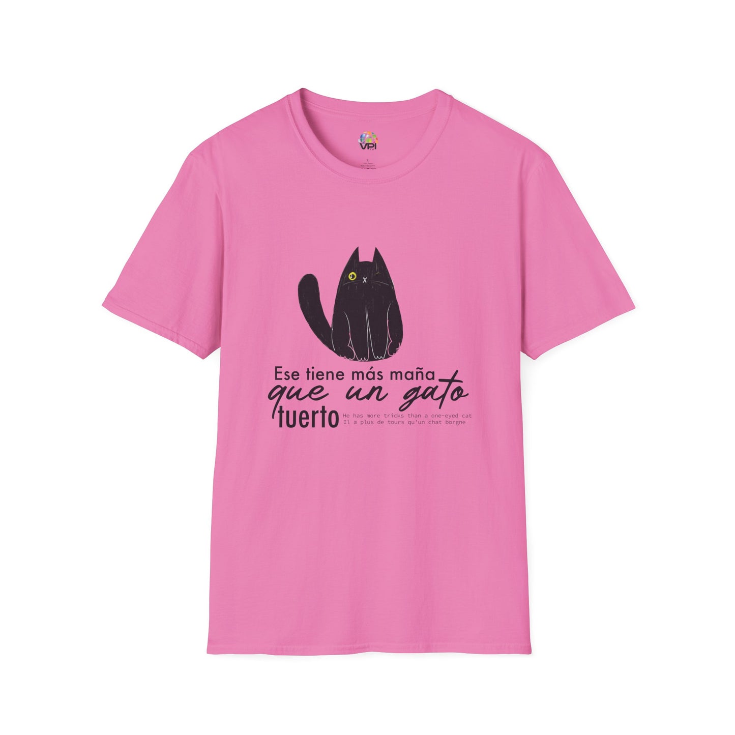 TIENE MÁS MAÑA QUE UN GATO TUERTO - Camiseta Unisex Softstyle