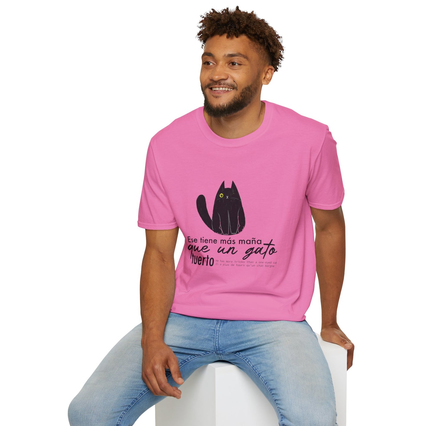 TIENE MÁS MAÑA QUE UN GATO TUERTO - Camiseta Unisex Softstyle