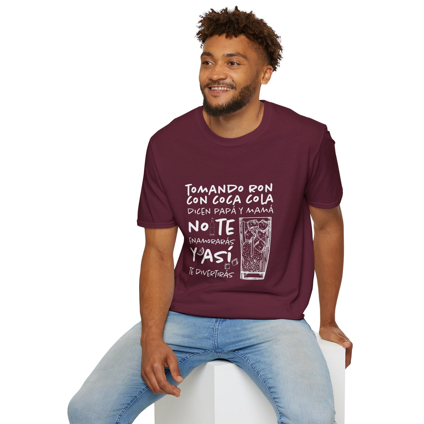 TOMANDO RON CON COCA COLA - Camiseta Unisex Softstyle