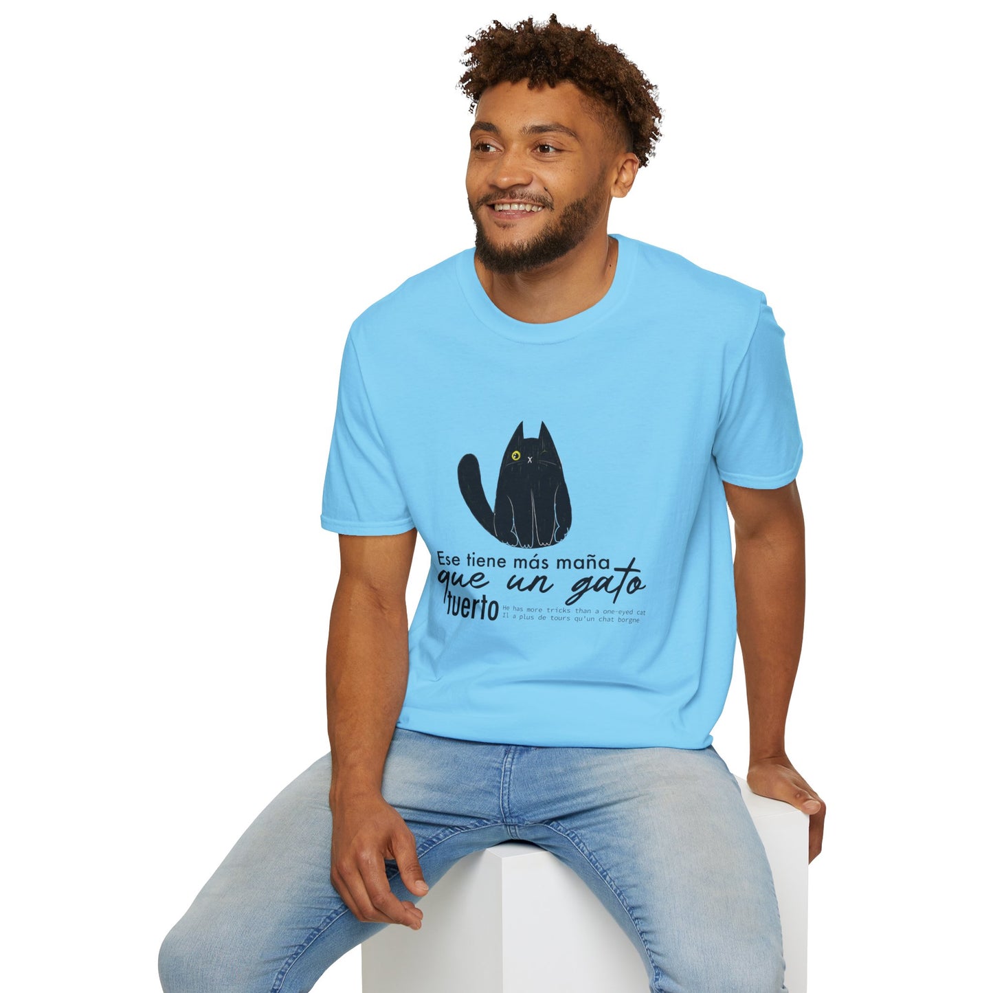 TIENE MÁS MAÑA QUE UN GATO TUERTO - Camiseta Unisex Softstyle