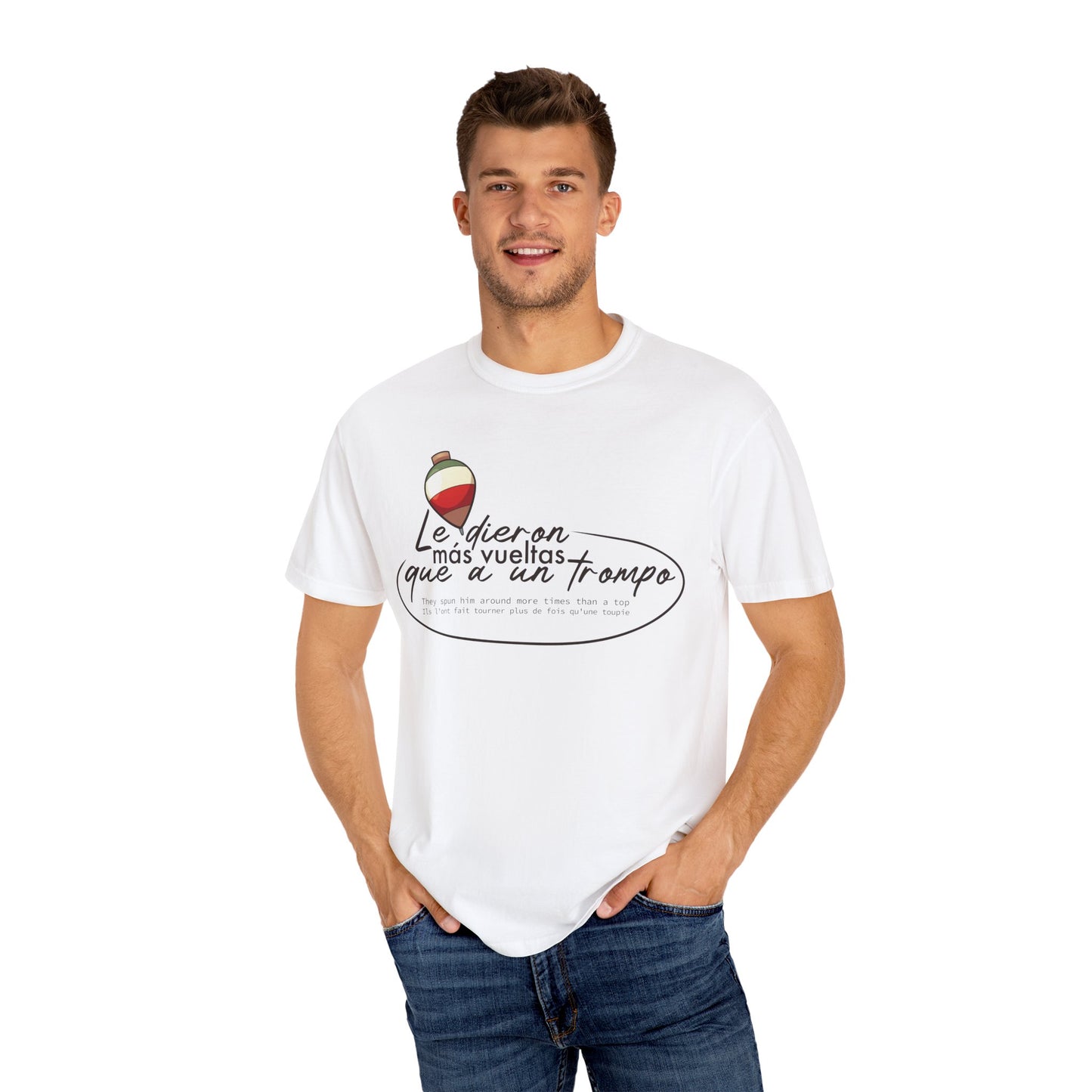 MÁS VUELTAS QUE A UN TROMPO - Camiseta Unisex Softstyle